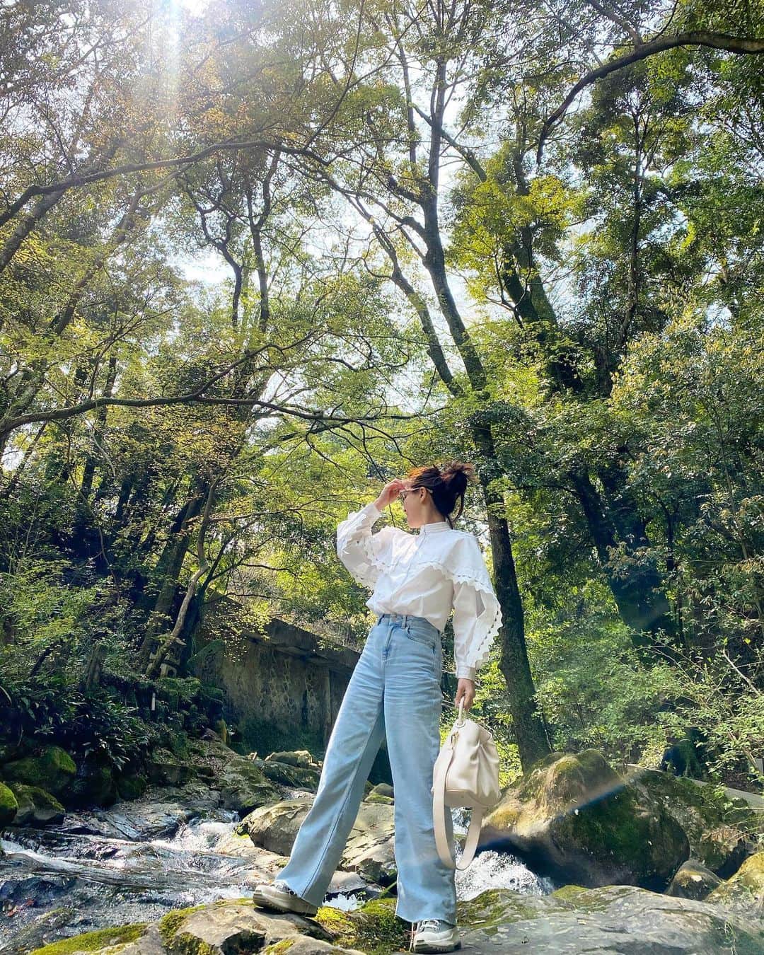 永田明華のインスタグラム：「探していた、ルーズストレートデニムに程よいダメージが入ったもの、、、 @zara で見つけました😍 ダメージなかったり、ダメージ強すぎたり、の物が多かったので、裾だけダメージってのがいい感じ☺️  今季のボトムスは、かなりカジュアル気分❣️  tops #snidel denim#zara bag#elleme sneaker#converse   ・ ・ ・ #デニムコーデ #denim #コンバース #コンバース女子 #スナイデル #スナイデルコーデ#スニーカーコーデ #コンバースコーデ」