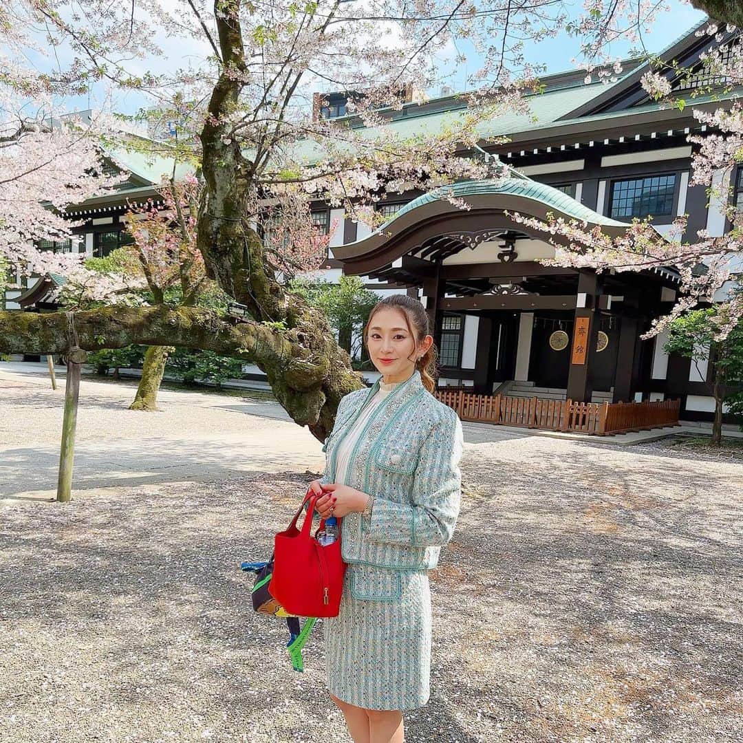 DJ JUICYのインスタグラム：「久しぶりに靖国神社へ行きました...🙏  参拝記念のフォトブースが何気にジワる😆🌸  桜の時期に来たの初めてだったけど、、、  メチャクチャ綺麗だった🤩🌸  風がふいてサクラがひらひら落ちて、そのしたを息子が走り回る姿をみて幸せを感じた🥹🥹🥹🥹✨  平和な日本にとにかく感謝です...🥹🙏💖  #靖国神社 #参拝 #桜スポット #春#平和な日本#ありがとう」