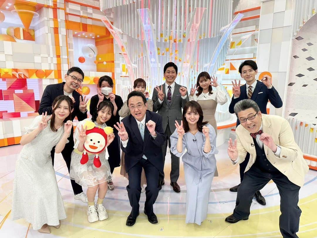 小山内鈴奈のインスタグラム：「昨日の写真📸  めざましテレビ30周年、 本当に素晴らしい事ですよね…！  その記念すべき年にこうして エンタメキャスターとして関われている事が本当に嬉しいです🌸  新年度も頑張るぞ！  #めざましテレビ」