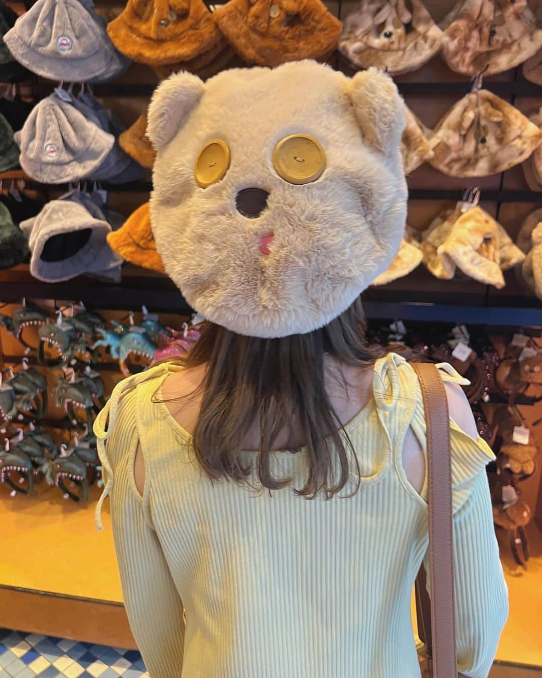 安中芙美さんのインスタグラム写真 - (安中芙美Instagram)「USJ 🧸💫 被り物ついつい買っちゃうから お家に溜まっていくあるある🐩  でも可愛いから買っちゃうよね🤭  #おしゃれ女子 #今日のコーデ #大人コーデ #大人ファッション #おしゃれさんと繋がりたい #丁寧な暮らし #ユニバコーデ #ユニバーサルスタジオジャパン #follow #팔로우　#ブルベ冬 #ブルベ」4月5日 18時00分 - fumitwinsworld