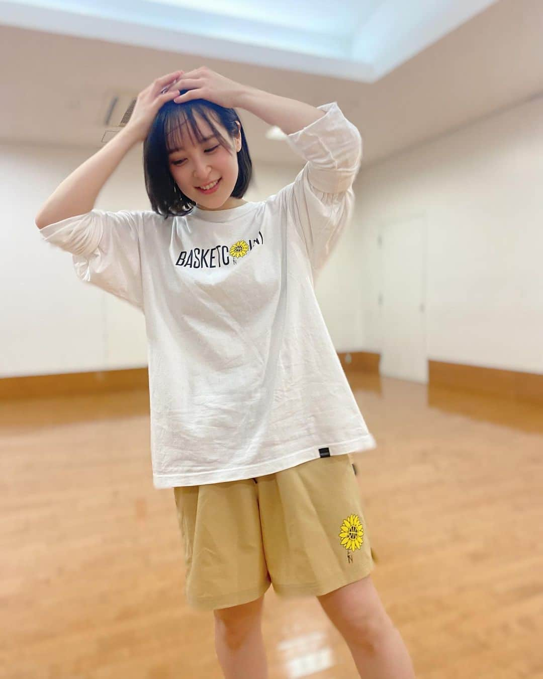 中崎絵梨奈のインスタグラム：「この前久しぶりにバスケしたら 体力へろへろでした...🐥 前髪暴れてる🐵🐵  春なので🌸が散りばめられてる バッシュで🌸☺️  atmos × NIKE LEBRON 18 LOW "SAKURA"  #Bリーグ  #Bリーグ観戦 #bleague #バスケ #バスケットボール #スポーツ観戦女子 #バスケ好きな人と繋がりたい #スポーツ観戦 #バスケ女子 #japan #basketball #スポーツ #sports #Wリーグ　#NIKE #ナイキ　#atmos #シューズ　#バッシュ　#サクラ　#レブロン　#NBA」