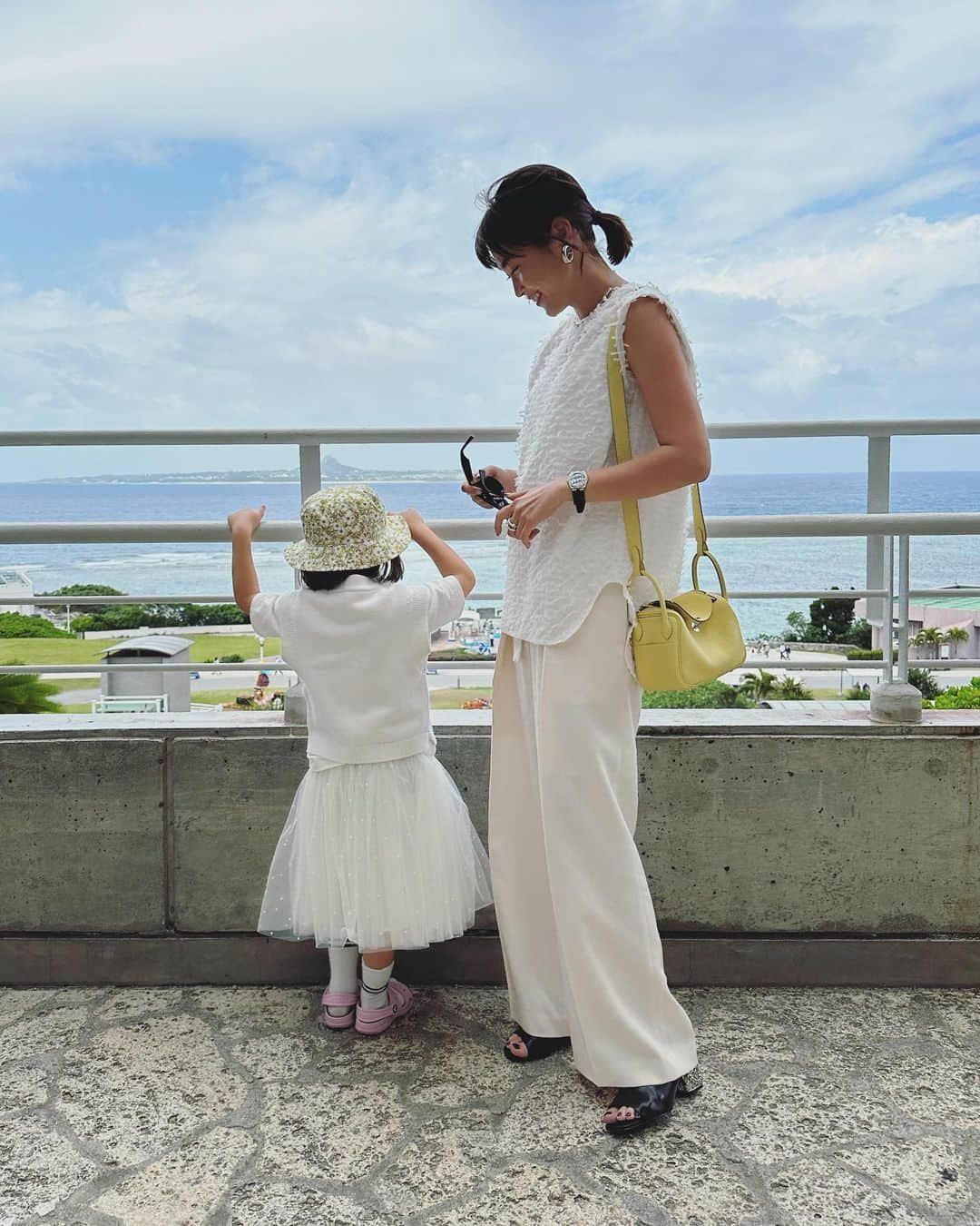 田中彩子のインスタグラム：「. 春休みは沖縄に行ってきました🏝 のんびーりしたかったけれど 元気な子供達に合わせて毎朝6時起き🥱 おかげで楽しめました🐬 . そしていよいよ明日からは東京展示会！🤍✨ たくさんのご来店予約ありがとうございます😭✨ 皆さまとお会い出来ます事楽しみにしております🤍 . . tops... @gypsohila.jpn  pants...#gypsohila sandal,bag...#hermes」