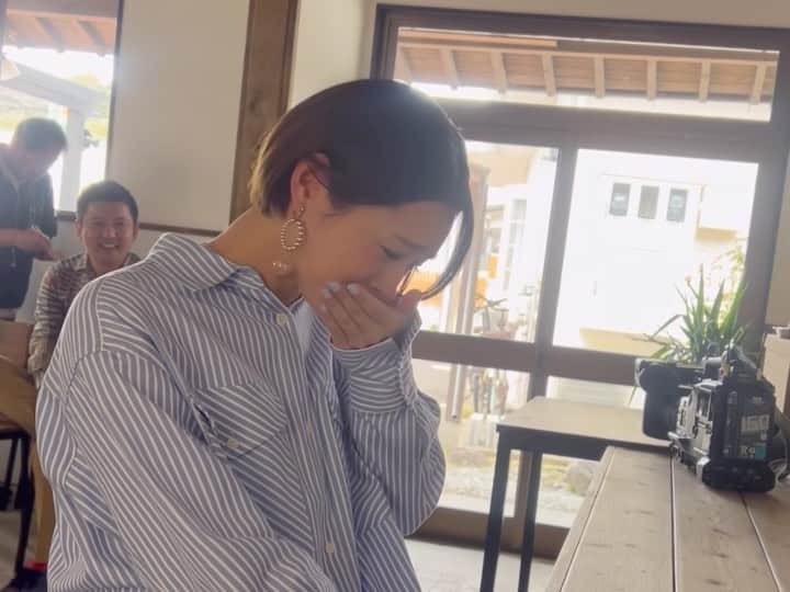酒井瞳のインスタグラム：「今夜の #よかばん 新年度スタートの気合いを入れるべく  刺激を求めて宮崎の美味しいスパイスをいただきました✊‼️  @tigerwolf.insta さんでは全国でも大人気のスパイスカレーとスパイス麺🍜  インサート用でいつもより多めにラー油をかけた #サラマンダー 試しにちょっといただいたらとんでもなく目が覚めたよ👀‼️笑  そして @mugi_to_tougarashi さんでは女性に人気の青唐辛子ラーメン🍜  唐辛子愛が凄い店長がこだわり抜いたスープに麺の癖になる1杯👍  どちらも刺激たっぷりで、癖になる事間違いなし🤭🧡  気合い入れて見てください🤣  今夜19時4分からのよかばんお楽しみに〜😆  #宮崎 #宮崎グルメ #宮崎ランチ #ラーメン #🍜 #スパイス #spice #唐辛子 #激辛 #辛麺 #美味しい #カレー #curry」