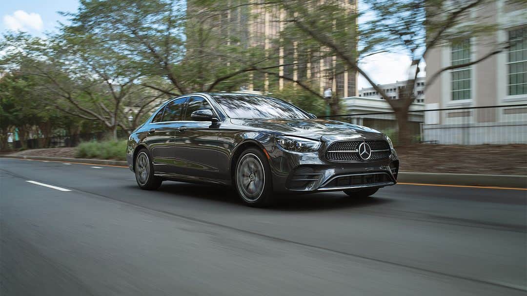 のインスタグラム：「มาตราฐานใหม่แห่งความหรูหราและสง่างามอย่างเหนือระดับกับ Mercedes-Benz E 300 e AMG Dynamic ที่มาพร้อมการออกแบบด้วยชุดแต่ง AMG bodystyling และสะดวกสบายไปอีกขั้นกับเทคโนโลยีขั้นสูงกับไฟหน้าแบบ MULTIBEAM LED ที่ช่วยเพิ่มประสิทธิภาพในการขับขี่และมีระบบเซ็นเซอร์ช่วยตรวจจับทางโค้งหรือมุมอับสายตา ช่วยให้การเดินทางของคุณง่ายและปลอดภัยมากขึ้น  *อุปกรณ์บางส่วนในภาพอาจแตกต่างจากที่จำหน่ายจริง โปรดตรวจสอบรายการอุปกรณ์ของรถยนต์แต่ละรุ่นที่ผู้จำหน่ายฯ อย่างเป็นทางการทั่วประเทศ​​  ##Eclass #MercedesBenz #MercedesBenzThailand」