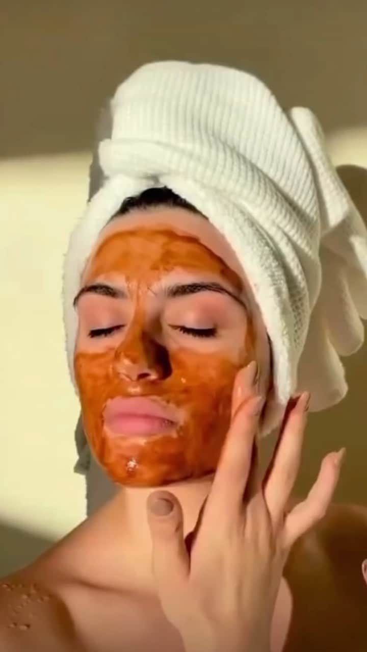 Biologique Recherche Indiaのインスタグラム：「Verified  Masque Vivant by @thelafacialist   « It’s been called “the best face mask in the world,” & “the most powerful mask on the planet.” A famous facialist also said “if you use this mask twice a week, you’ll never age!”  But what is it?   Masque Vivant is made with a unique blend of live yeast extracts loaded with amino acids, vitamin B and lactic acid; it works to purify the skin while deeply conditioning. I call it a deep cleansing facial in a bottle and a great way to prolong the results from your in office treatments.  I recommend this for combination, acne prone and dull complexions that desire purifying, brightening, & toning.  It’s a cult classic for a reason. »  - Candace Marino ✨  Video by @thelafacialist   #BiologiqueRecherche #BiologiqueRechercheIndia #FollowYourSkinInstant #BuildingBetterSkin  #MasqueVivant」