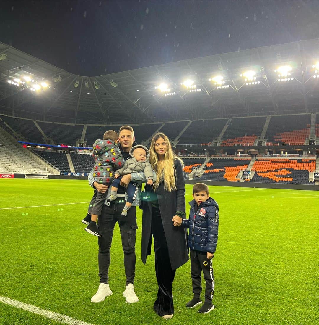 サンティアゴ・アリアスのインスタグラム：「Foto que no puede faltar!! ♥️🙏🏼 #familia @fccincinnati 🟠🔵 ¡nuevo comienzo! 💪🏼」