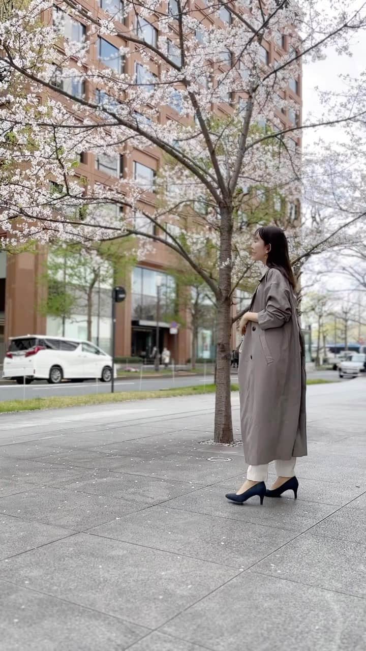 mimiのインスタグラム：「トレンチコートの軽さ伝わる？☺️ 私の花粉シーズンが終わってお天気だとルンルン🥰 ・ #トレンチコート #エレノアトーキョー #エレノア #トレンチコートコーデ #服好きな人と繋がりたい #おしゃれさんと繋がりたい #春服 #春コーデ #大人カジュアル #きれいめカジュアル #男の子ママ #ママコーデ #男の子ママコーデ #白パンツ #mimi服 #ootd #outfitoftheday #springfashion #fashionblogger #elenoretokyo #nanouniverse」