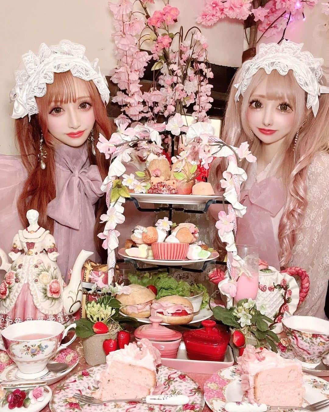 桜井莉菜さんのインスタグラム写真 - (桜井莉菜Instagram)「なめちゃんと目白でアフヌン🎀💗🎀 【 @cafe_acorite 】で桜とイチゴのアフタヌーンがやってたので行って来ましたん💕 毎回可愛いけど、やっぱり定番の桜ピンクとイチゴの組み合わせは色合いが最強に可愛いっ🌸💗🍓 桜デザインのケーキも可愛い&美味しかったし、ピンクティーも珍しくて素敵💓🥹💓 お互い自分のブランドのお洋服で似てるのを着てったの💕 胸元に大きいリボンって可愛いよね🎀 ヘッドドレスは @himena_ousaki のブランドのをおそろで付けさせてもらったよん💓 昔からロリータちゃんとか好きだったからこういうヘッドドレスも大好き💕 小悪魔agehaの時から知ってるなめちゃんは、その頃からずっと変わらずブレずに可愛いを貫いてて大好きなの💕 その時自分が可愛いと思うものを身に付ける事が1番自分を可愛くするもんね🎀 私も一生好きなものは好きでいる❤️ 『歳だから』って理由だけで、自分の好きなものを諦めて可愛くなくなっていくのが1番悲しいもんね💔 今日も自分の好きな服を着て髪も巻いて『最高の自分💗』でお出かけするぞー💓  #目白#目白カフェ#目白アフタヌーンティー#アフタヌーンティー#ヌン活#ロリータ#桜アフタヌーンティー」4月4日 11時10分 - rina__sakurai