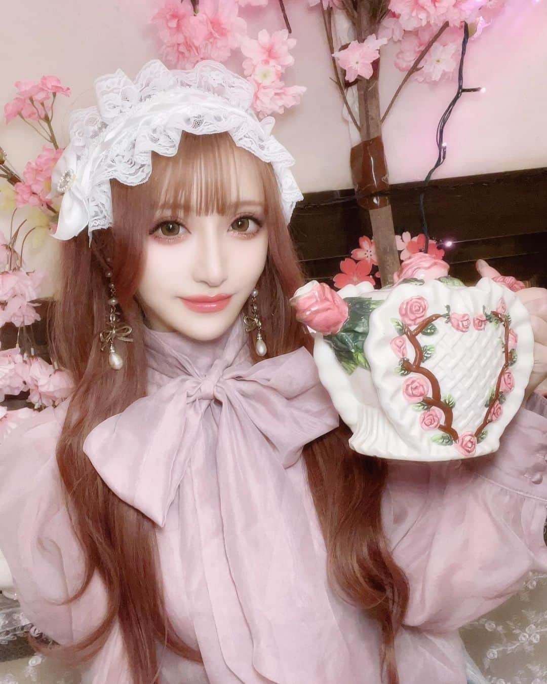 桜井莉菜さんのインスタグラム写真 - (桜井莉菜Instagram)「なめちゃんと目白でアフヌン🎀💗🎀 【 @cafe_acorite 】で桜とイチゴのアフタヌーンがやってたので行って来ましたん💕 毎回可愛いけど、やっぱり定番の桜ピンクとイチゴの組み合わせは色合いが最強に可愛いっ🌸💗🍓 桜デザインのケーキも可愛い&美味しかったし、ピンクティーも珍しくて素敵💓🥹💓 お互い自分のブランドのお洋服で似てるのを着てったの💕 胸元に大きいリボンって可愛いよね🎀 ヘッドドレスは @himena_ousaki のブランドのをおそろで付けさせてもらったよん💓 昔からロリータちゃんとか好きだったからこういうヘッドドレスも大好き💕 小悪魔agehaの時から知ってるなめちゃんは、その頃からずっと変わらずブレずに可愛いを貫いてて大好きなの💕 その時自分が可愛いと思うものを身に付ける事が1番自分を可愛くするもんね🎀 私も一生好きなものは好きでいる❤️ 『歳だから』って理由だけで、自分の好きなものを諦めて可愛くなくなっていくのが1番悲しいもんね💔 今日も自分の好きな服を着て髪も巻いて『最高の自分💗』でお出かけするぞー💓  #目白#目白カフェ#目白アフタヌーンティー#アフタヌーンティー#ヌン活#ロリータ#桜アフタヌーンティー」4月4日 11時10分 - rina__sakurai