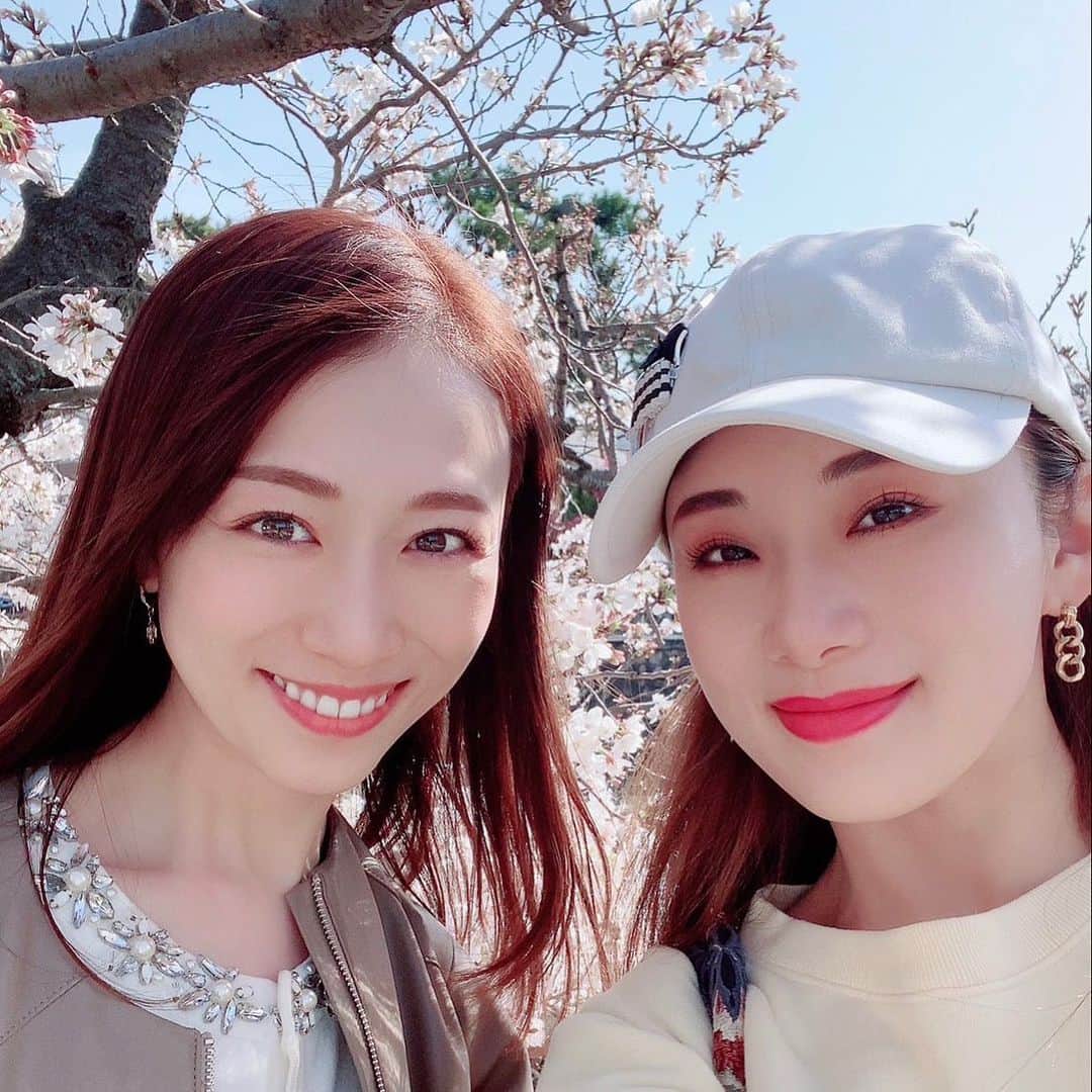 妃白ゆあのインスタグラム：「宝塚への旅~食倒れ辺~ ⁡ 久しぶりの宝塚遠征✨ ゆっくりと訪れることが出来たので 懐かしい食べたいもの沢山食べて来ました😂💓 ⁡ 食いしん坊がバレてしまいそうですが、是非宝塚来訪の時にはおススメしたいので、載せておきます😋 ⁡ ⁡ ⁡ ◆pic2~4 花の道セルカに新しく出来た『Lupinus』さん✨お洒落なまぁるいおにぎりと豚汁を頂けます💓もちろんcafeも✨お洒落な内装と軽く頂けるメニューは女性に嬉しいですよね🥹❤️ ⁡ ⁡ ◆pic5 芦屋にあるお肉屋さん『竹園』のコロッケ お肉屋さんのコロッケってなんでこんなに美味しいんでしょうね〜🥺✨✨駅の改札すぐの所にも新しい店舗が出来ていました💡 ⁡ ⁡ ◆湯本町の若水近くにある『カトマンドゥカリーPUJA』こちら夜に2名以上で行くならディナーコースがとってもお勧めです✨カレーも3種類選べるし、ナンも選べてサイドメニューも沢山ついてきます✨私はチーズナンが好き😋 ⁡ ⁡ ◆花の道セルカ『Pasta』のたらこバターライス✨これはもう説明不要の鉄板ですね😍✨ ⁡ ⁡ ◆『SARHA』のタルトは全国区でも上位だと思ってます😆🎂 ⁡ ⁡ ◆『喜八洲総本店』のみたらし団子✨こちらは新大阪の駅で購入✨大阪行く度に買ってしまっている😂 ⁡ ⁡ ⁡ 宝塚周辺には美味しいお店が沢山あります😋💓 来訪の際には是非お楽しみのひとつに☺️🙌🏻」