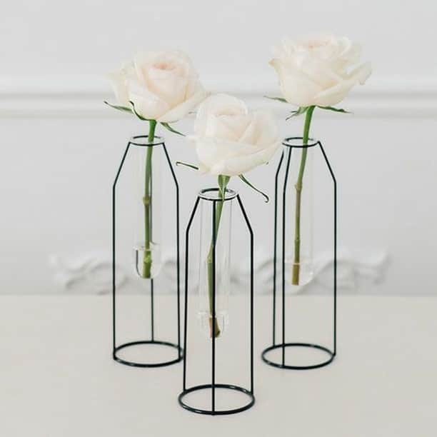 結婚準備さんのインスタグラム写真 - (結婚準備Instagram)「花が宙に浮いているように見える、面白いフラワーベースです。  黒の金属製枠に試験管の形の透明ガラスの花入れというモダンなデザイン。  無駄を排除したスタイリッシュな形状ですので、花を入れる以外にもいろいろ工夫できそう😉  #花瓶 #フラワーアレンジメント #フラワーベース #フラワーディスプレイ #テーブルコーディネート #試験管フラワーベース #試験管アレンジ #試験管花器 #ユアスタイルウエディング #yourstylewedding」4月4日 11時18分 - yourstylewedding
