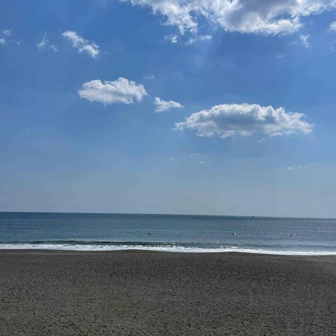 にわみきほさんのインスタグラム写真 - (にわみきほInstagram)「連日お天気さいこう☀️気持ちいい〜🤍 海沿いウォーキングもたのしい🚶‍♀️ （波もあってサーフィンもできるよぅ🏄‍♂️）  もう長時間の移動ができないので 都内から愛する人たちが 湘南に会いに来てくれる幸せ💗 ありがたいし、パワーいただいてます💪  #🫶」4月4日 11時26分 - mikiho_niwa