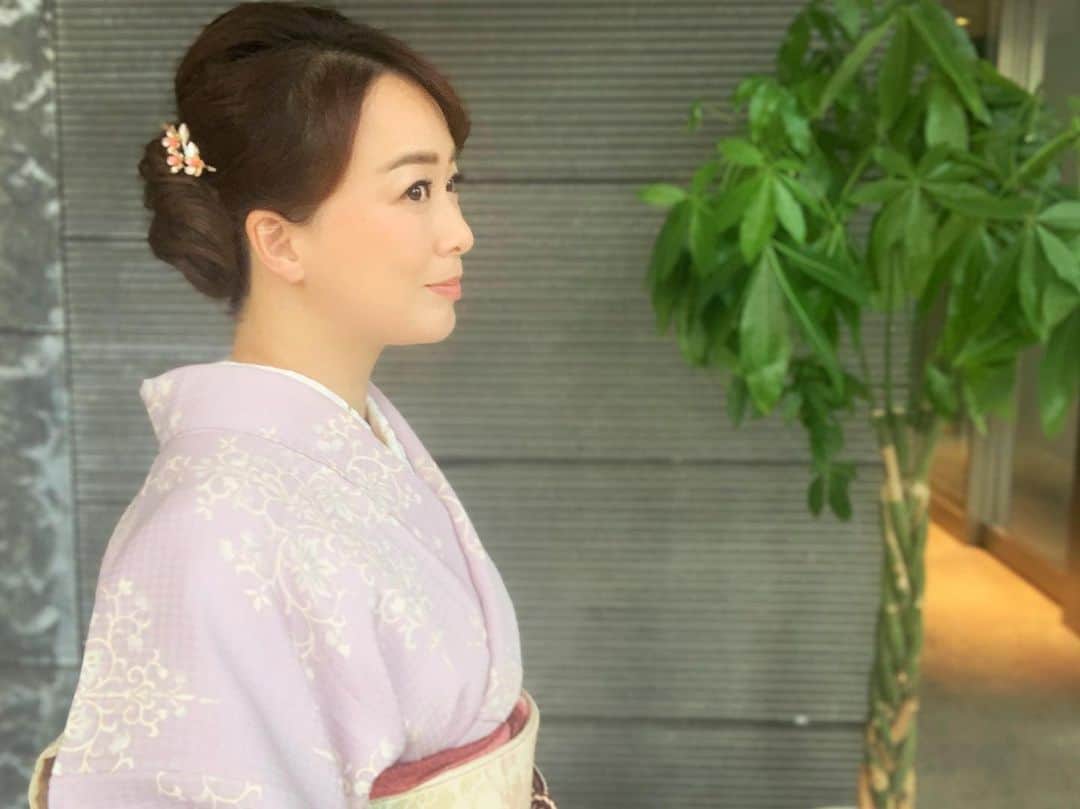 のインスタグラム：「花吹雪の時季🌸  〈逢えた春　胸に浮かべておくからね〉(りえ)  #川柳#ことばの力#ことのは#575 #川柳を広めよう #きもの#着物#kimono #和装 #髪飾り#かづら清老舗  #4月#卯月」