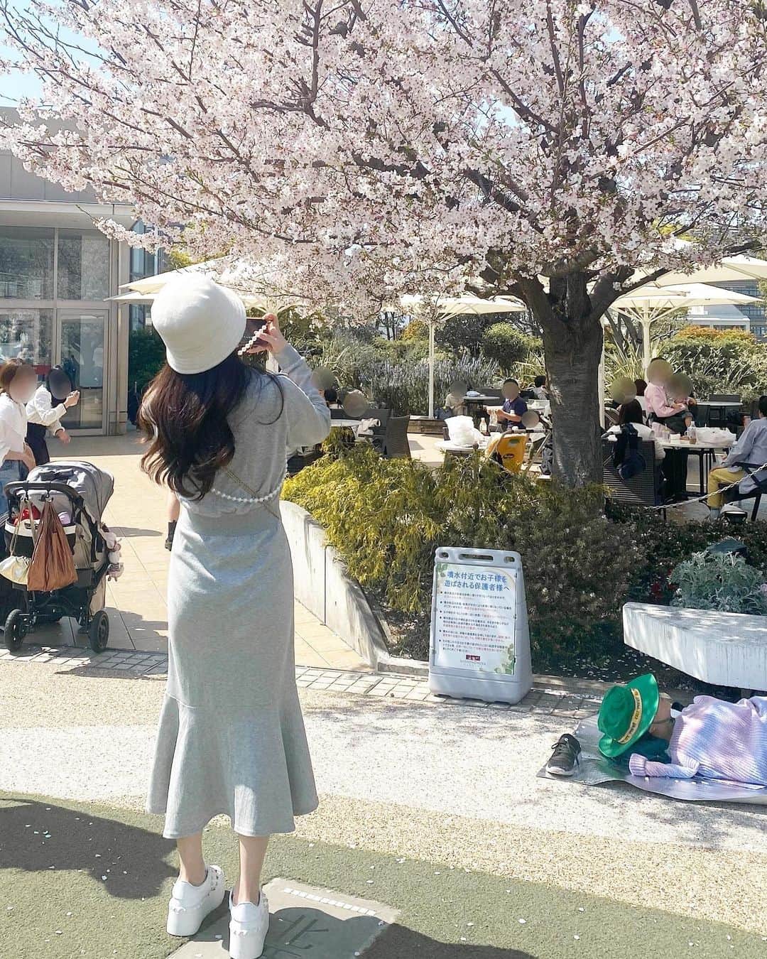 愛海のインスタグラム：「🌸🌸🌸  1枚目は西宮ガーデンズ笑  #吉野山 #桜 #桜スポット #ootd #春コーデ」