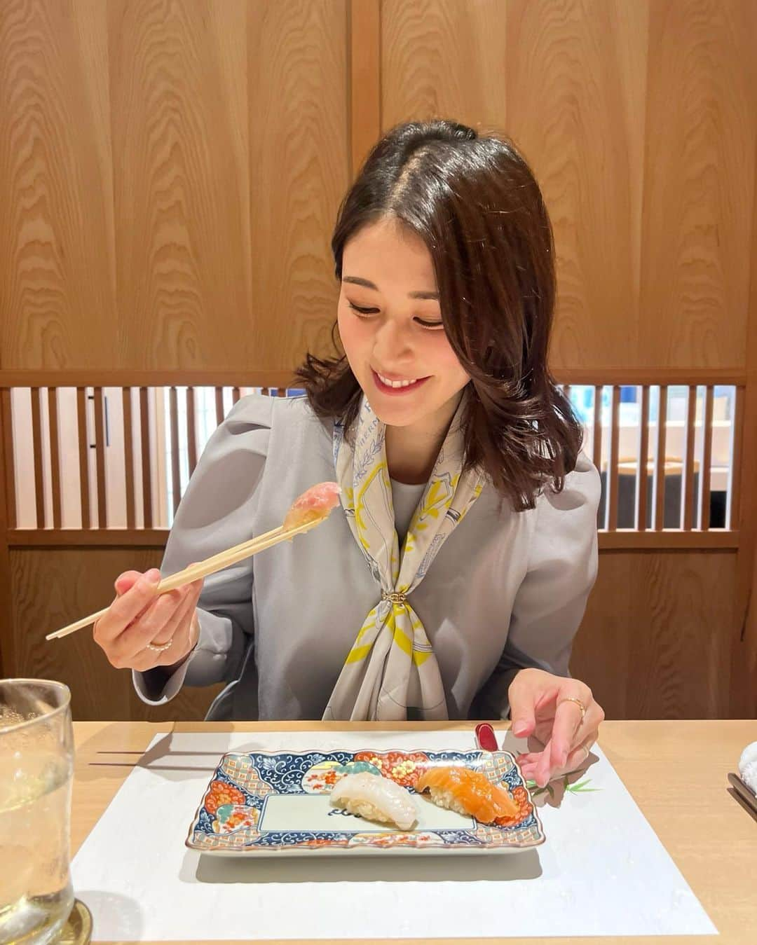 Sayuri（岸岡小百合）さんのインスタグラム写真 - (Sayuri（岸岡小百合）Instagram)「* 🍣ミシュランの名店が横浜に出店🍣  昨日はミシュランガイド東京で 2年連続一つ星を獲得した赤坂の名店「鮨まつもと」さんの横浜店に伺ってきました👘 @sushi_matsumoto_yokohama   柔らかな間接照明と白木のカウンターが美しく、 個室も2部屋ある落ち着いた店内。  赤酢で優しいお味の鮨飯と、 肉厚なお魚がとっても美味しかったです✨  いくらの子丼、金目鯛、ほうぼうなどなど‥ もう一度食べたいなぁ☺️♪  今回はランチだったので、 またいつかディナーでも伺いたいなと思います🐟  #横浜 #yokohama #横浜ランチ #鮨まつもと #お寿司 #カレ90 #エルメスカレ90  #エルメスカレ」4月4日 11時44分 - sayuuringo