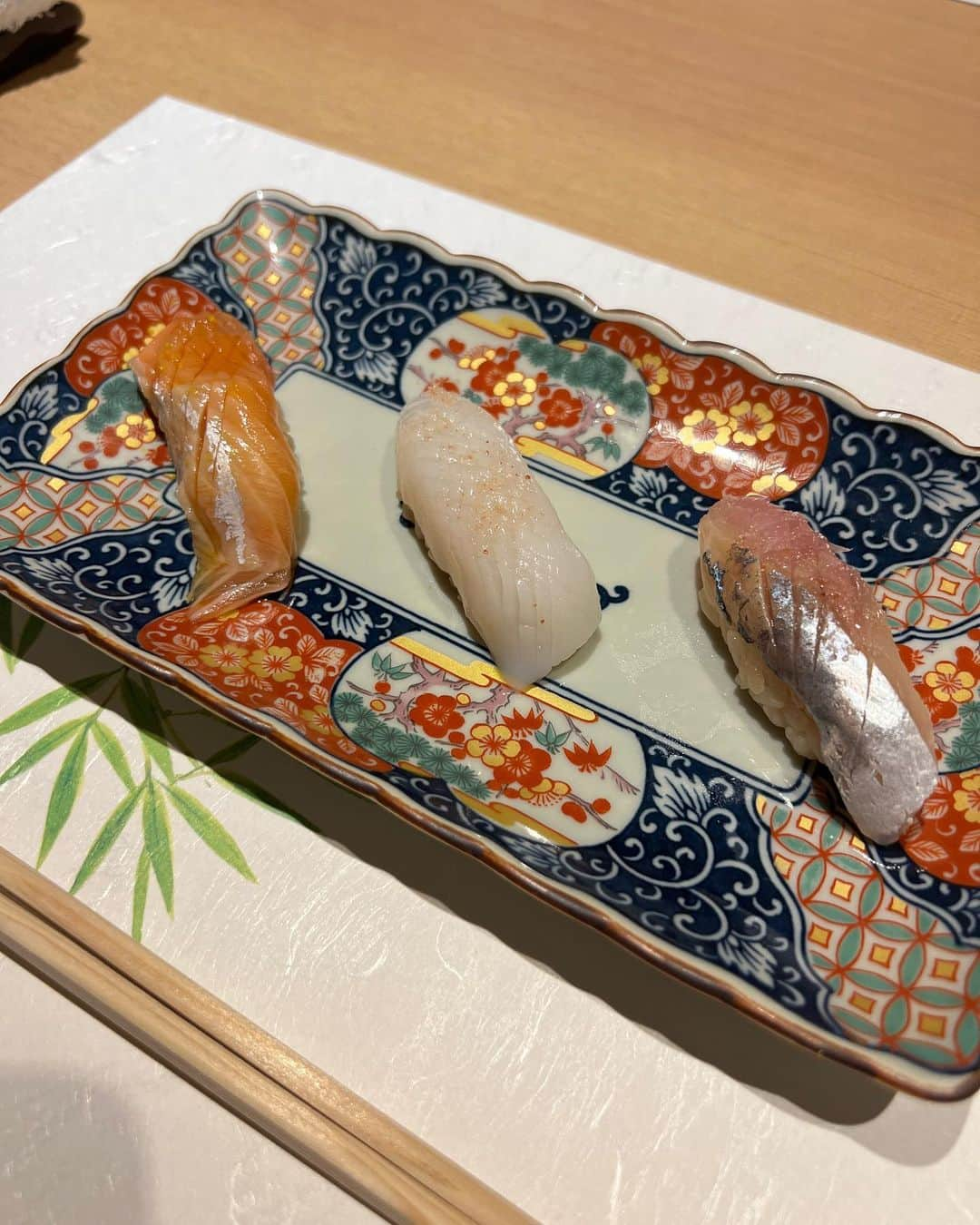 Sayuri（岸岡小百合）さんのインスタグラム写真 - (Sayuri（岸岡小百合）Instagram)「* 🍣ミシュランの名店が横浜に出店🍣  昨日はミシュランガイド東京で 2年連続一つ星を獲得した赤坂の名店「鮨まつもと」さんの横浜店に伺ってきました👘 @sushi_matsumoto_yokohama   柔らかな間接照明と白木のカウンターが美しく、 個室も2部屋ある落ち着いた店内。  赤酢で優しいお味の鮨飯と、 肉厚なお魚がとっても美味しかったです✨  いくらの子丼、金目鯛、ほうぼうなどなど‥ もう一度食べたいなぁ☺️♪  今回はランチだったので、 またいつかディナーでも伺いたいなと思います🐟  #横浜 #yokohama #横浜ランチ #鮨まつもと #お寿司 #カレ90 #エルメスカレ90  #エルメスカレ」4月4日 11時44分 - sayuuringo