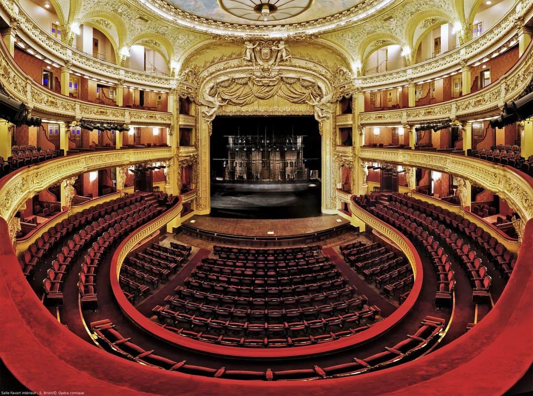 フランス大使館のインスタグラム：「🎭🇫🇷18世紀に設立されたオペラ＝コミック座は、コメディーフランセーズと同様古い歴史を持ちます。ビゼーの「カルメン」からドビュッシーの「ペレアスとメリザンド」まで、様々な名作がここで生み出されました。1838年と1887年に2度焼失しましたが、2005年国立劇場となりました✨ 📷: @opera_comique」