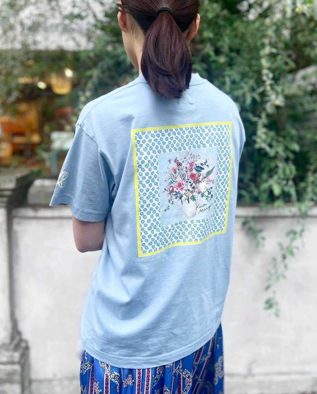 丸山敬太さんのインスタグラム写真 - (丸山敬太Instagram)「\ 新作Tシャツのご紹介！/  《 KEITA MARUYAMA  POP UP in 阪急うめだ本店 》に合わせて発売します！  ✔️ Flower Scarf Print TEE オフ / ブルー / ブラック  ¥9,900 (intax)  左袖にはさりげないKMプリントが✴︎ お花の模様には、一つ一つアーカイブのコレクションの柄モチーフが使用されています。💐  ____  KEITA MARUYAMA  2023Spring & Summer COLLECTION 「Island...」🌼  ● 4/5（水）〜4/11（火） 会場：阪急うめだ本店 3F コトコトステージ31  ____  ー 📞 お問合せ先 🛒　ー  【丸山邸 MAISON de MARUYAMA 】 〒107-0062 東京都港区南⻘山4-25-10 TEL: 03- 3406-1935 MAIL:info@store-keitamaruyama.com  【 KEITAMARUYAMA 阪急うめだ本店 】 〒530-8350 大阪府大阪市北区角田町8番7号 TEL: 06-6361-1381  【MAISON de MARUYAMA 神戸別邸 】 〒651-8511 神戸市中央区小野柄通8-1-8 🏬　　神戸阪急　新館3F （神戸国際会館側上りエスカレーターの目の前です） TEL：078-200-7317（直通）  #keitamaruyama #ケイタマルヤマ  #丸山邸 #阪急うめだ本店 #神戸阪急  #2023年春夏 #island #2023ss  #新作 #tシャツ」4月4日 11時55分 - keitamaruyama_official