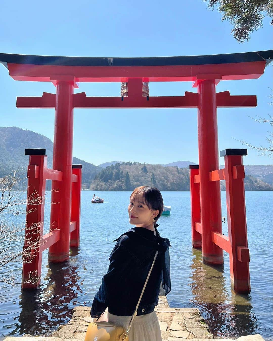 尾台彩香さんのインスタグラム写真 - (尾台彩香Instagram)「. . 話題の箱根神社フォトスポットは午前でも大行列だった🥺  芦ノ湖キラキラしてて綺麗でずっと眺められた🐬✨️ . #箱根旅行 #箱根観光 #神奈川観光  #神奈川旅行  #一人旅 #ロマンスカー #女子一人旅 #タビジョ #休日一人旅 #trip  #箱根神社  #パワースポット」4月4日 11時55分 - colorful0226