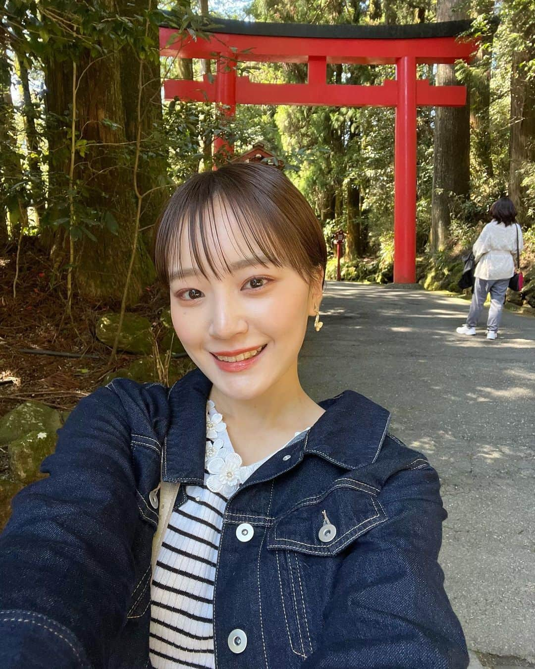 尾台彩香のインスタグラム：「. . 話題の箱根神社フォトスポットは午前でも大行列だった🥺  芦ノ湖キラキラしてて綺麗でずっと眺められた🐬✨️ . #箱根旅行 #箱根観光 #神奈川観光  #神奈川旅行  #一人旅 #ロマンスカー #女子一人旅 #タビジョ #休日一人旅 #trip  #箱根神社  #パワースポット」