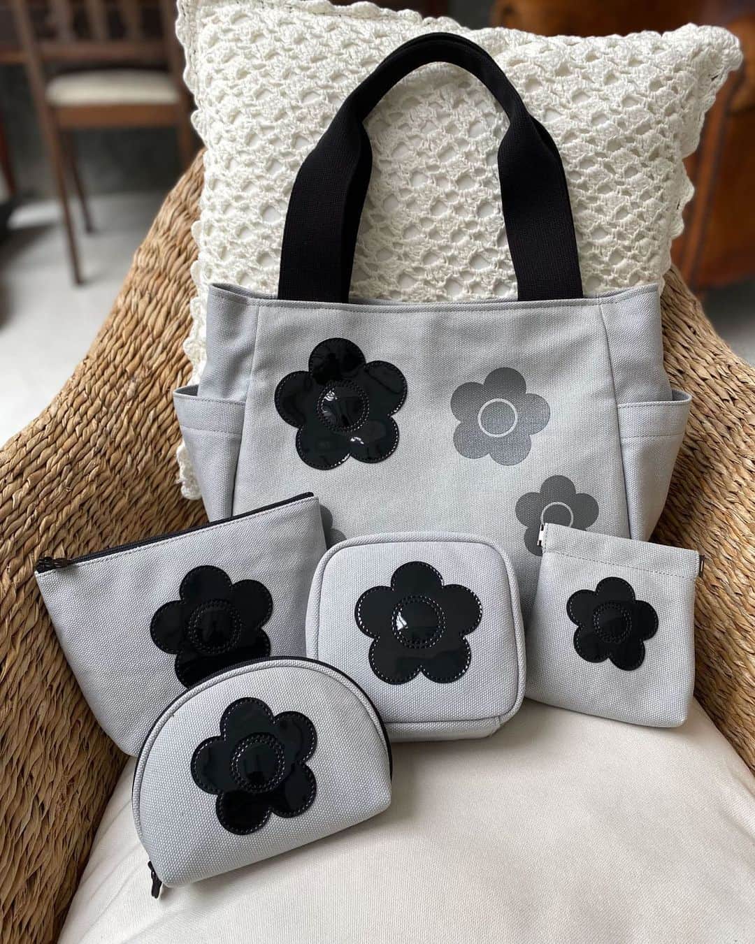 MARY QUANT officialのインスタグラム：「- #ニュアンスグロスデイジートート #キャンバスエナメルデイジー舟型ポーチ #キャンバスエナメルデイジーラウンドポーチ #キャンバスエナメルデイジーキューボイドポーチ #キャンバスエナメルデイジーバネクチポーチ - #MARYQUANT #2023SUMMER #NEWITEMS #FASHION #TOTEBAG #POUCH - #マリークヮント #トート #トートバッグ #ポーチ #小物入れ #化粧ポーチ #コスメポーチ」