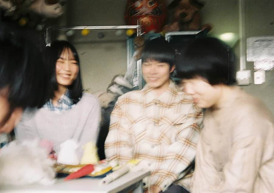 のインスタグラム：「映画『ぬいぐるみとしゃべる人はやさしい』  ありがたいことに、現場でキャストの皆さんを マイカメラで撮らせて頂きました。 役名の藤尾にちなんで #藤尾カメラ として ぬいサーのみんなを撮影しています🎞  .  公開まであと少し。 京都では4月7日(金)から先行公開ですね。  楽しみにしていただけると嬉しいです🧸🌸  #映画 #ぬいぐるみとしゃべる人はやさしい #ぬいぐるみサークル #ぬいサー #カメラ #フィルムカメラ #レンズ越しの世界」