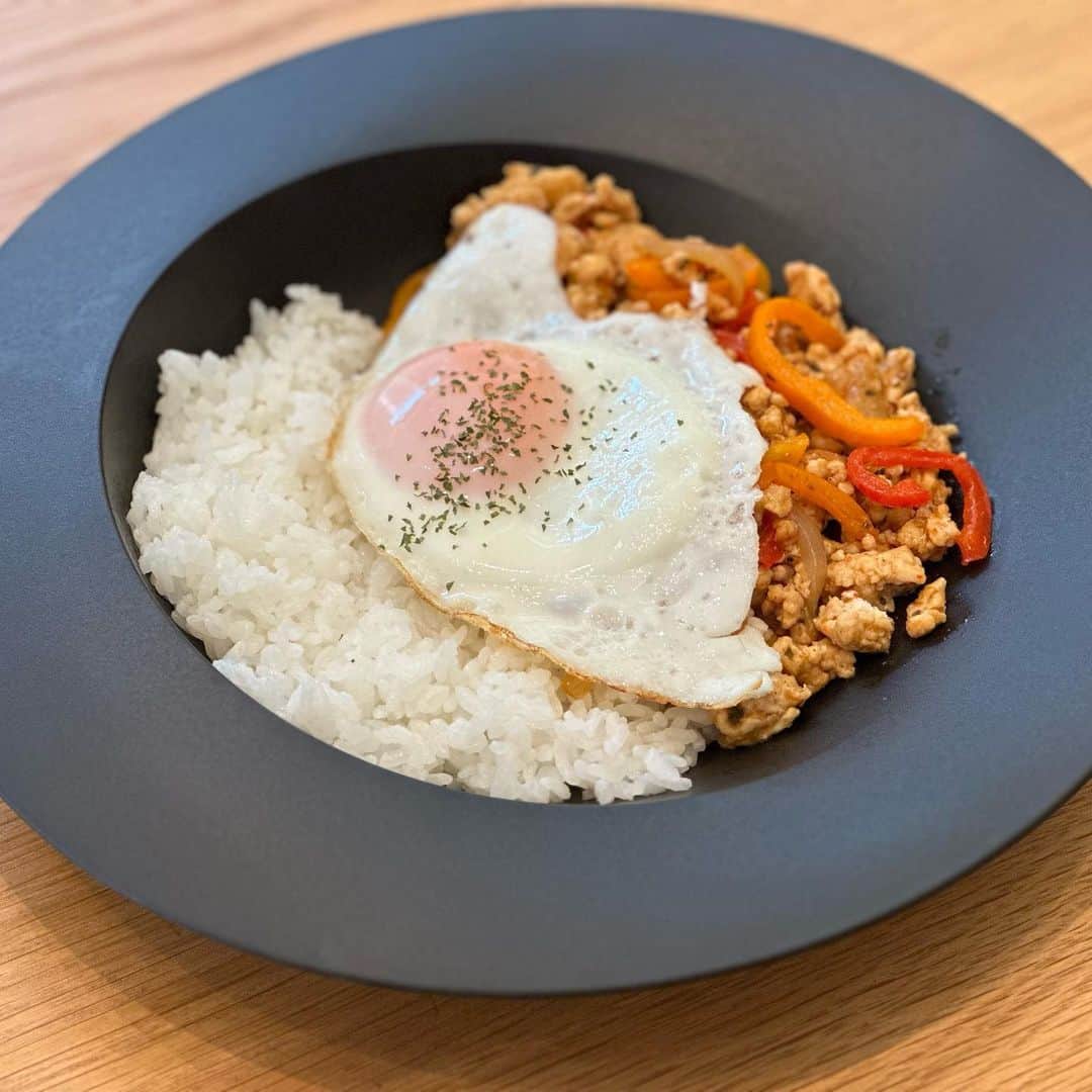 石川梨華のインスタグラム：「お昼ごはん何食べたんだろう？  ガパオライス❤️  ガパオライスの素を使って 簡単美味しい大好きなメニュー😍  いつも激辛ラー油と一味を足して辛口に仕上げてます✌️  #石川梨華 #モーニング娘og #リアル梨華 #二児の母 #やんちゃボーイズ #お昼ご飯何食べたんだろう #ガパオライス」