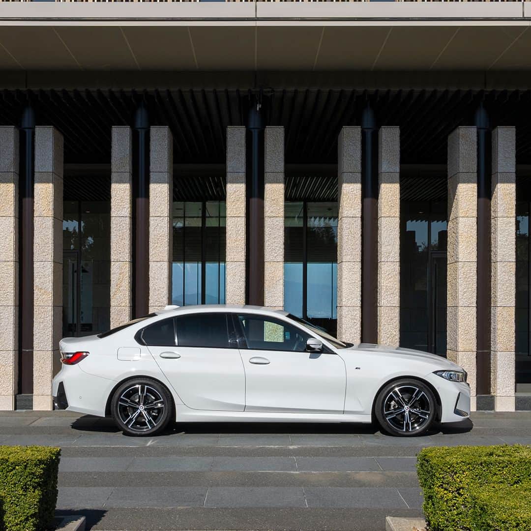 BMW Japanさんのインスタグラム写真 - (BMW JapanInstagram)「BMW3シリーズ試乗体験キャンペーン実施中！ -くつろぎと発見の旅-  先鋭性と精悍さを象徴するスタイル、卓越したドライビング・ダイナミクス、そして運転を多角的にサポートする革新的な機能。そのすべてが相まって、かつてないスポーツの愉悦へと導くBMW3シリーズ。  スポーツ・セダンの指標として、常に時代の先頭を駆けぬけてきたBMW 3シリーズで、歴史ある名勝を訪ねながら新たな発見を得る、プレミアムな3つのプランをご用意いたしました。 日常の喧騒を離れ、自然の美に心動かされる至福のひとときを、抽選でプレゼントいたします。  試乗対象モデル：3シリーズ 実施期間：2023年6月24日（土）〜9月30日（土）（予定）  《商品一覧》 【A賞】静岡『日本平ホテル』アフタヌーンティーと久能山東照宮参詣＆3シリーズ試乗体験（3組6名様） 【B賞】兵庫・城崎温泉『西村屋本館』ご宿泊と玄武洞公園散策＆3シリーズ試乗体験（2組4名様） 【C賞】石川・山中温泉『厨八十八』ご宿泊と永平寺参詣＆3シリーズ試乗体験（1組2名様）  応募期問：2023年4月3日（月）～5月31日（水）11:59pm  詳細は、 @bmwjapan アカウントトップのURLからチェック。  #BMW #駆けぬける歓び #BMWJapan #BMW3Series」4月4日 12時04分 - bmwjapan