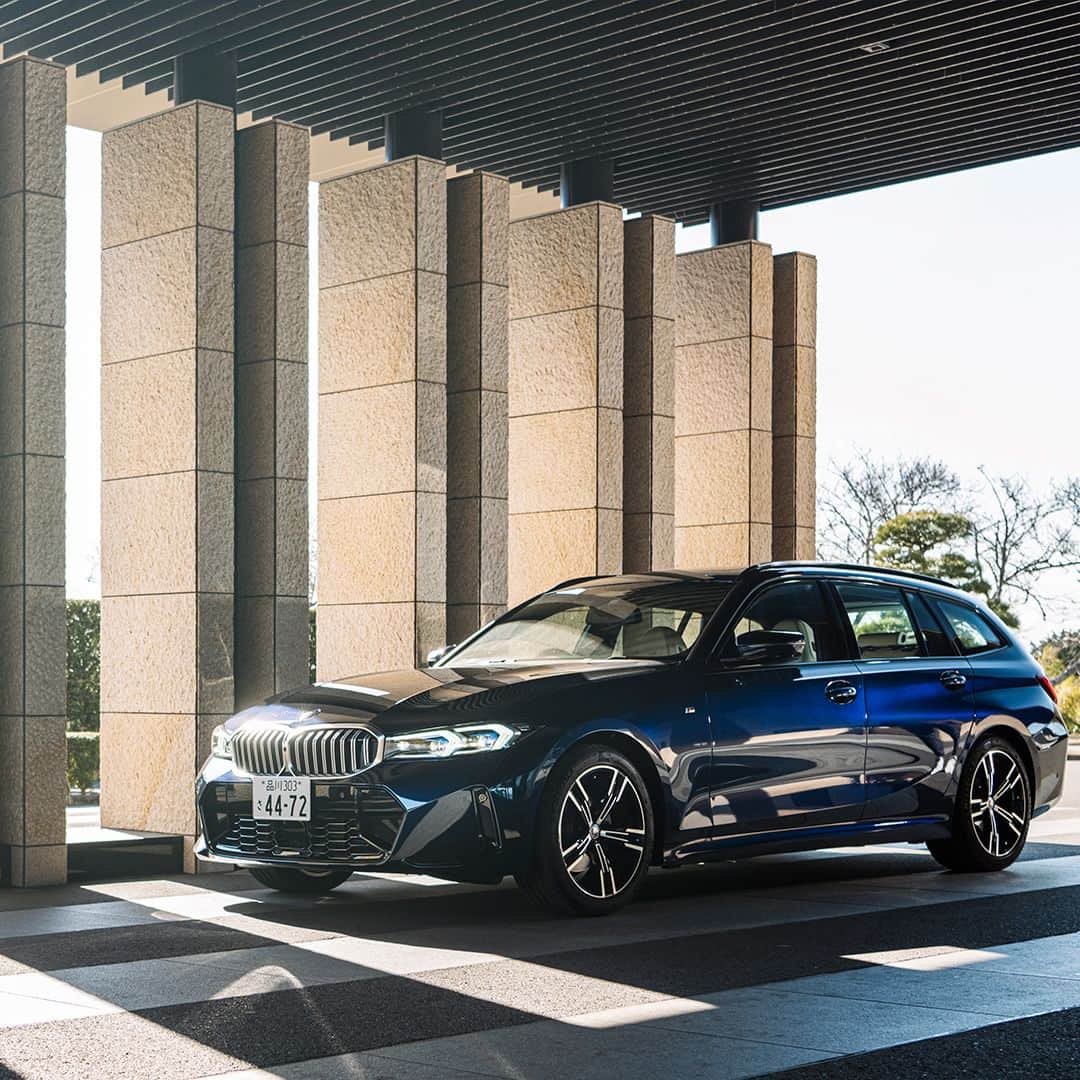 BMW Japanさんのインスタグラム写真 - (BMW JapanInstagram)「BMW3シリーズ試乗体験キャンペーン実施中！ -くつろぎと発見の旅-  先鋭性と精悍さを象徴するスタイル、卓越したドライビング・ダイナミクス、そして運転を多角的にサポートする革新的な機能。そのすべてが相まって、かつてないスポーツの愉悦へと導くBMW3シリーズ。  スポーツ・セダンの指標として、常に時代の先頭を駆けぬけてきたBMW 3シリーズで、歴史ある名勝を訪ねながら新たな発見を得る、プレミアムな3つのプランをご用意いたしました。 日常の喧騒を離れ、自然の美に心動かされる至福のひとときを、抽選でプレゼントいたします。  試乗対象モデル：3シリーズ 実施期間：2023年6月24日（土）〜9月30日（土）（予定）  《商品一覧》 【A賞】静岡『日本平ホテル』アフタヌーンティーと久能山東照宮参詣＆3シリーズ試乗体験（3組6名様） 【B賞】兵庫・城崎温泉『西村屋本館』ご宿泊と玄武洞公園散策＆3シリーズ試乗体験（2組4名様） 【C賞】石川・山中温泉『厨八十八』ご宿泊と永平寺参詣＆3シリーズ試乗体験（1組2名様）  応募期問：2023年4月3日（月）～5月31日（水）11:59pm  詳細は、 @bmwjapan アカウントトップのURLからチェック。  #BMW #駆けぬける歓び #BMWJapan #BMW3Series」4月4日 12時04分 - bmwjapan