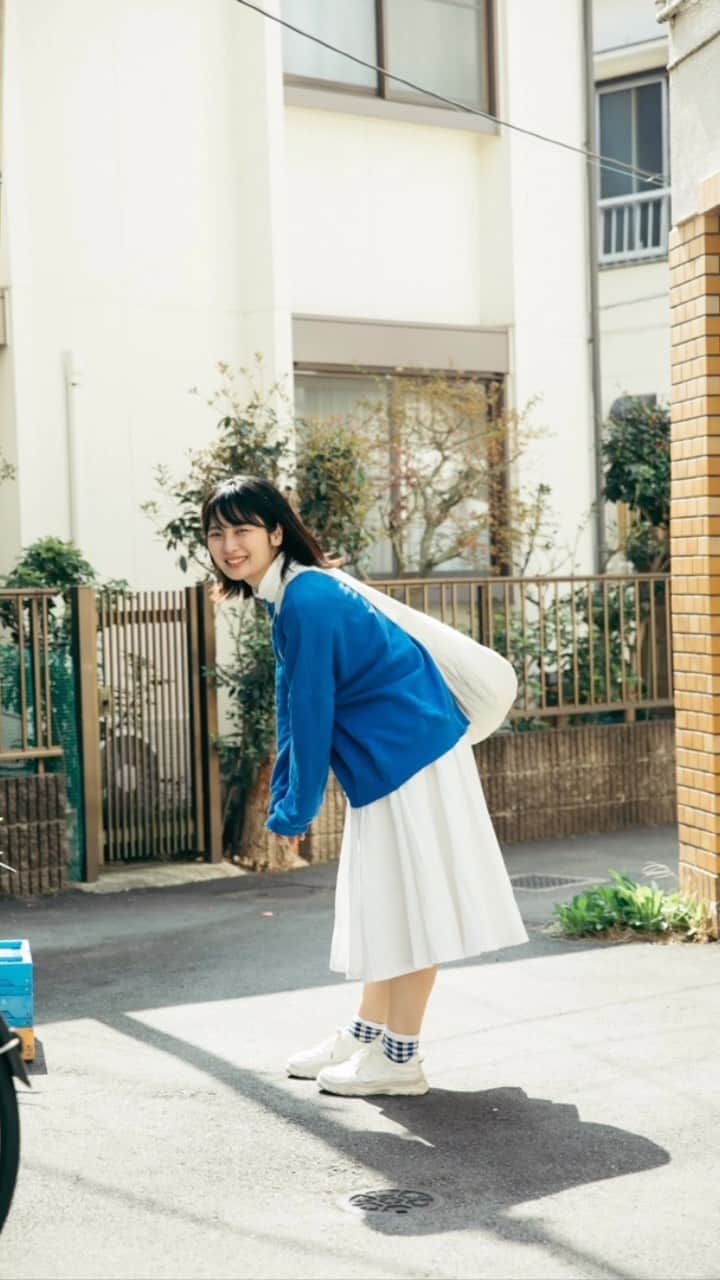 朝木ちひろのインスタグラム：「・  @sasaki_maria06  さんとお散歩作品撮り  スカートはまりあさんので、他は私物 @mmkemio けみおさんのスウェット　 お気に入り😉💙🌼  (ᵔᴥᵔ)」