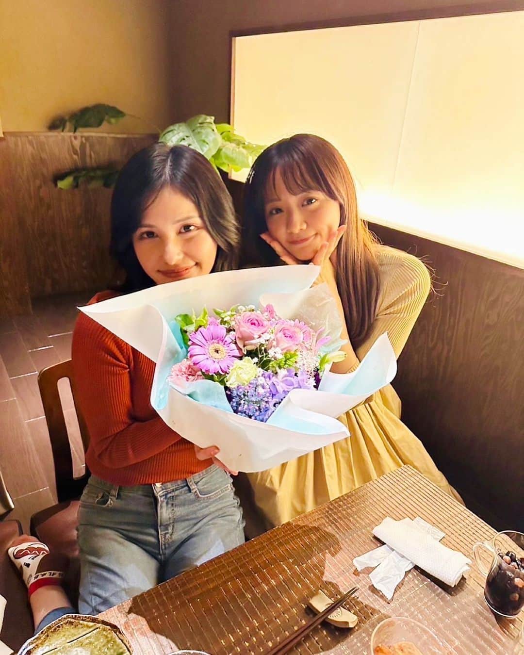 角谷暁子のインスタグラム：「かわいいかわいいもりかすがテレ東から卒業してしまいました🥲💔 森池谷田中のかわいい３人娘が入社してきたのがついこの前のようです...。 さみしいけどさらなる活躍が楽しみ☺️ もりかすお疲れ様会のつもりで池谷と３人で集まったら、私のお祝いまでしてくれました、ありがとう涙」