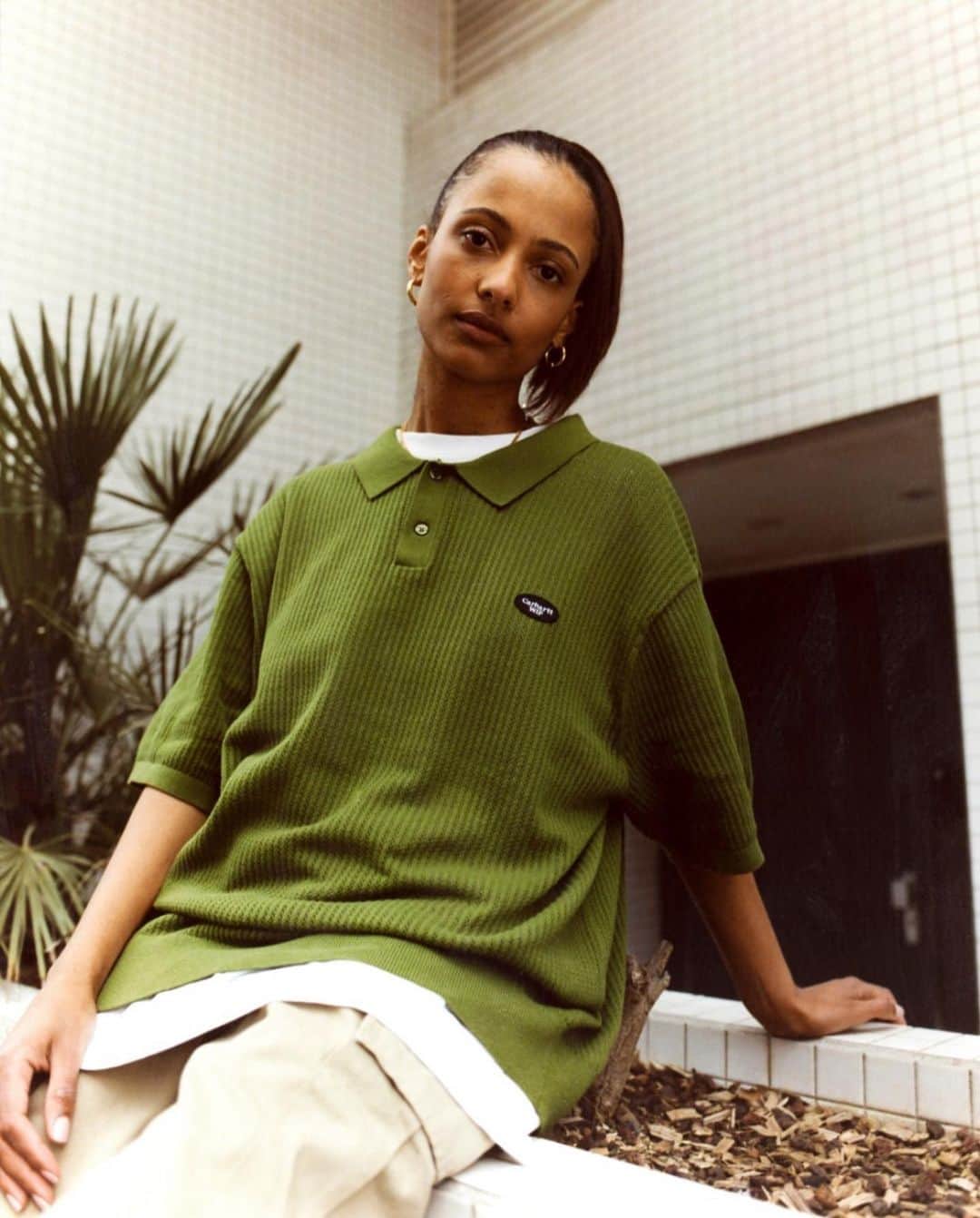カーハートのインスタグラム：「S/S23 Store Exclusives: 今シーズンのコレクションをアレンジした新しいスタイルや、カラーウェイ、ファブリックを一新したスタイルが登場。全国のCarhartt WIP Store、Online Storeにてお買い求め頂けます。  Photographer : @basilebrtrnd  Stylist : @primera_v  Models : @lisecml , @josiassitti   #CarharttWIP」