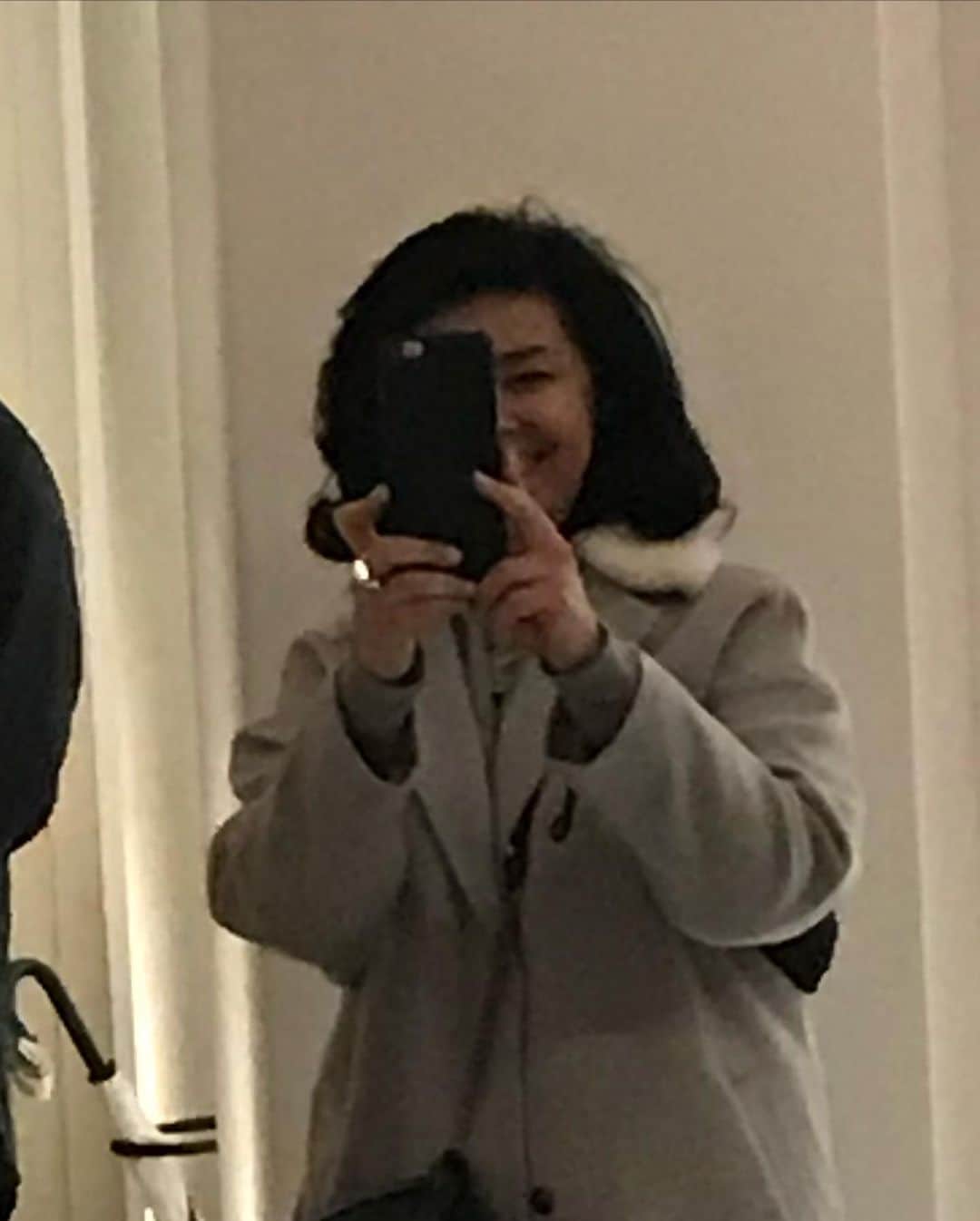 コール・スプラウスさんのインスタグラム写真 - (コール・スプラウスInstagram)「Some people have called me mean. A bully. A douchebag. Some pinterest psychologists have been polarized by the tone of this account and have bravely diagnosed me with the vanities. And to those individuals I say: yes. Additionally, I have provided a link in the bio on how to cope with my re-emerging villainhood. A decipherer, if you will, on how to better live through being born without a sense of humor (abscentia leporis*). Pardon my Latin, google translate is bad with declensions and so am I. #eviltwin #pinnedcommentsareyourfriends  To those of you who enjoy a bit of online banter, here is another duel just for you~  There! In the distance! What do you see? No not the matching technical gorp ware in the corner, or my father staring out the window locked in yet another existential crisis. THE BOB I say! The bob cut with the iPhone. Robert with the dreaded rectangle of societal collapse.  A smile betraying friendship. At the minimum, an equivalent exchange. She smiled, I smiled, WE SMILED. Both of us permanently etched into each others photo albums, both of us earning social brownie points from each other. A political marriage. Connectivity. Here? Absurd.   I too had that haircut once. On Disney in fact. Used to be all the rage with kids who skated but couldn’t kick flip. If I still had the cut maybe I’d be smiling just as large as her. I think it’s the secret to a strong joy filled existence. One more quarter life crisis and I’m right there with ya ma’am. We’ll always have this moment 💋  #cameraduels #abitofmysoulforyours  #myhairexcusewasthatiwas10yo」4月4日 12時19分 - camera_duels