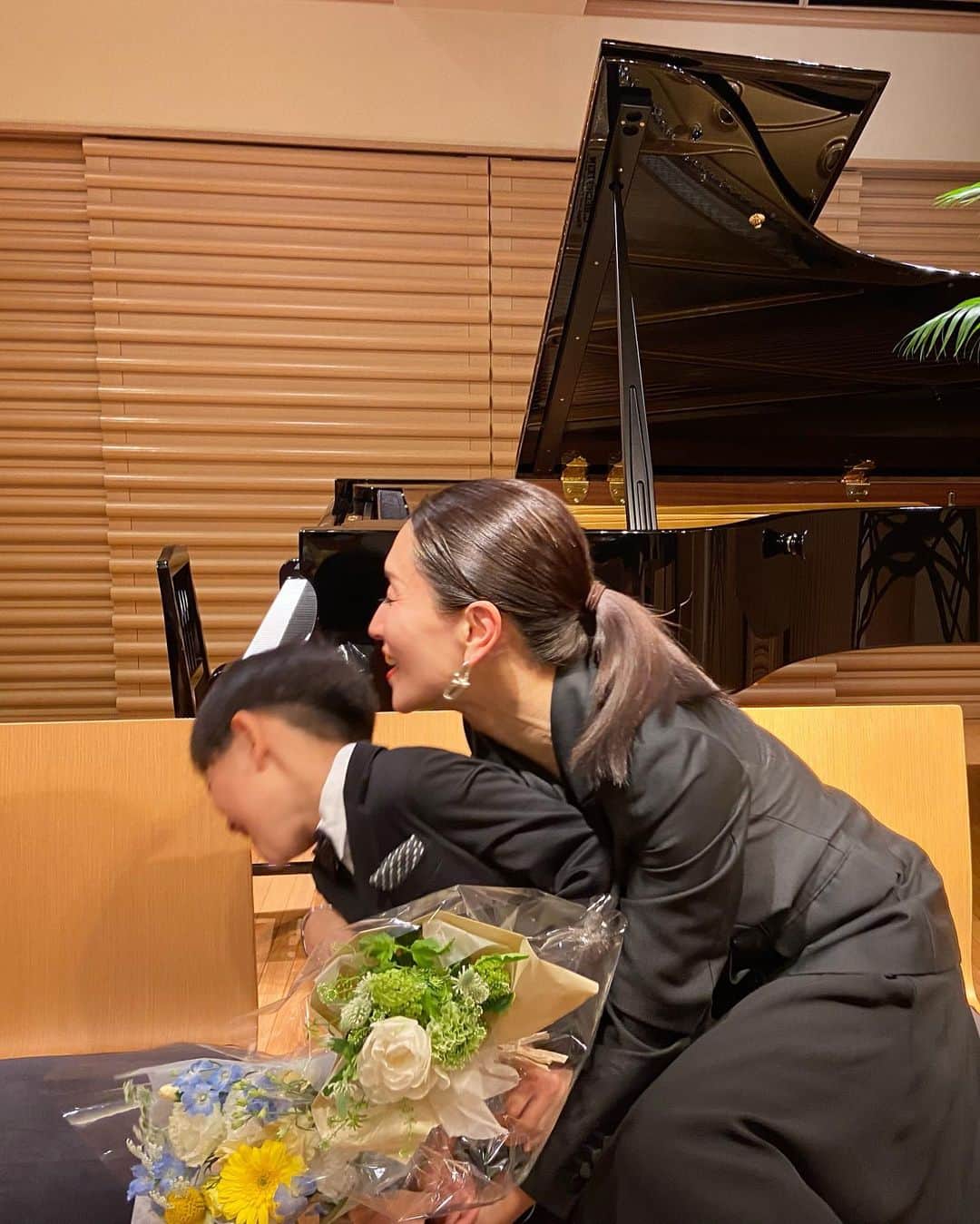 亀恭子さんのインスタグラム写真 - (亀恭子Instagram)「4月のはじめの週末。  長男、初めてのピアノの発表会でした。  1年前から始めたピアノ。 あまり練習をしたがらない中、やめる？と聞くとやめない！と言う息子。  発表会に出ると決めてからグンとやる気が出て頑張り始めました。  「目標」があってそれに向かって努力する経験はすごく素敵なことだなと、 私も共に感じました。  長男のソロと、母子での連弾があり、 私は小学生の頃依頼の演奏。 多分子供よりも緊張したw  私は幼少の頃、7-8年習ってましたが やめてからほぼ鍵盤を触ってないので、 ほとんど忘れてるところからスタートw  長男の堂々と弾く姿が頼もしく逞しかったです☺︎ 私もゆるりとまた始めたいな…  #2023april #spring #発表会 #ピアノ発表会 #経験は財産 #努力は結果に繋がる」4月4日 12時22分 - kame_kyo