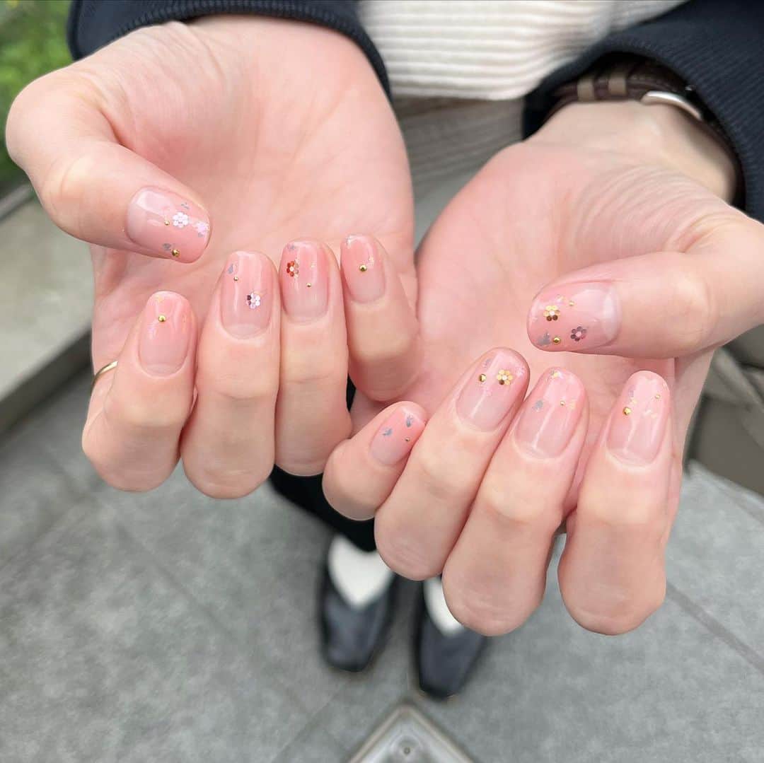 赤木 桃 #ちゃんものインスタグラム：「サーモンピンクに小さなお花がキラキラ✨」
