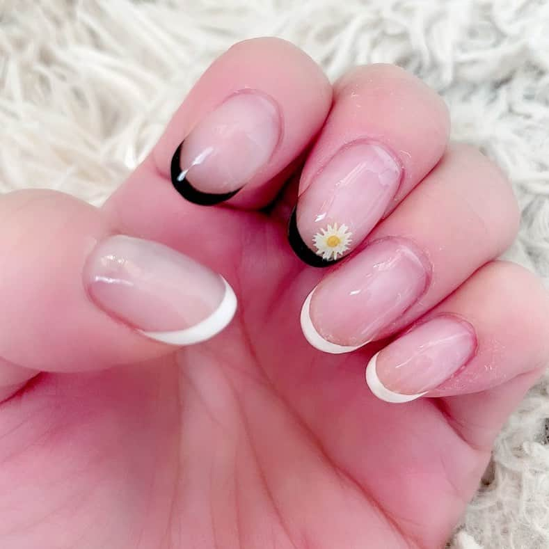 NAOMIさんのインスタグラム写真 - (NAOMIInstagram)「朝一で いつもの先生にNail care&color changeをして頂きました💅　  明日から又，外出が続きます。  マーガレットを1つ付けてもらいました。  いつも出張ありがとうございます😊  #ずっと出張nail #50代nail✨」4月4日 12時25分 - naominakano703