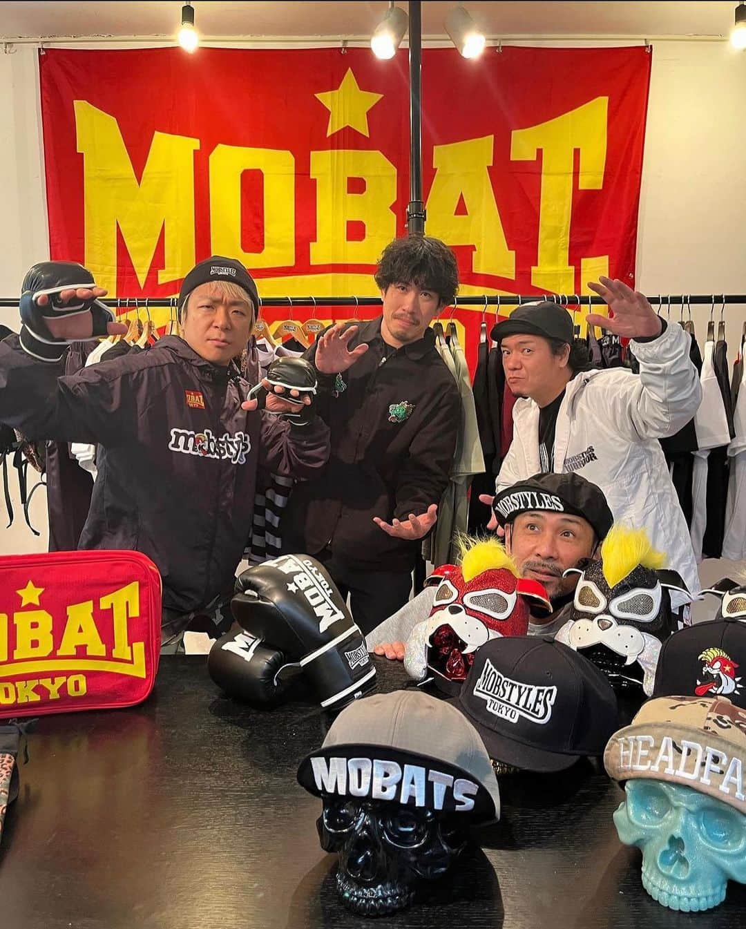 のインスタグラム：「謎のマスクマン登場‼️  先日、MOBSTYLESの展示会に遊びに行かせていただきました！  ステキな作品たちと会えました！ そして… 久しぶりに会う仲間！ 初めましての出会い！ 良い時間を過ごさせてもらった！  しかし！ やはりMOBSTYLESの皆さんとの時間は、これぐらいじゃ～足りないので！ 近々、独演会をしに事務所を訪ねたい！と思います！ww   #mobstyles    #やべきょうすけ  やはり！ 俺にとってチャンピオンベルトとプロレスのマスクはロマンである！ モブマスク…欲しい！ または俺もオリジナルモブマスクを作ってみたい！ww」