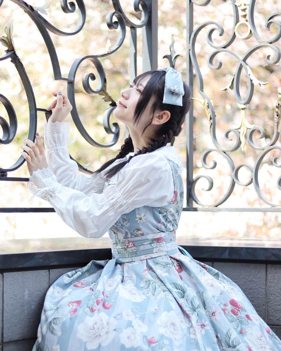 山田麻莉奈さんのインスタグラム写真 - (山田麻莉奈Instagram)「. 赤坂洋館ハウスというところでの撮影だったのですが お洋服と場所の雰囲気もすごく合ってて どこで撮っても映てて楽しかった‪〜🫶🏻‎  #ロリコレ #ロリータ #ロリータファッション  #洋館 #コスプレ #lolita #cosplay #🍓#🌸」4月4日 12時43分 - marina.yamada_324