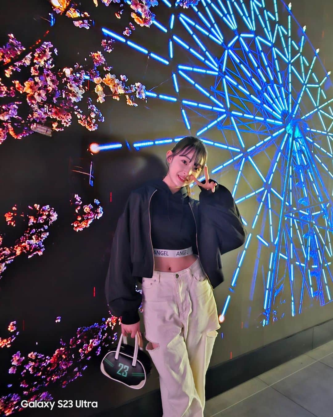 乃江咲綾のインスタグラム：「Galaxy原宿で夜景の写真撮ってきたよ！💗💗綺麗すぎた♡✨  #GalaxyHarajuku #Galaxyのある生活 #GalaxyS23 #GalaxyS23体験中」