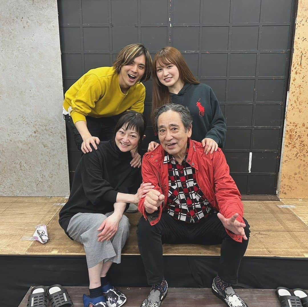 遠山景織子さんのインスタグラム写真 - (遠山景織子Instagram)「劇団TEAM-ODAC第41回本公演 舞台『猫と犬と約束の燈』集中稽古期間に入りました。 🐾  🐈こくみん共済coopホール/スペース・ゼロ🐾2023年4月12日(水)〜16日(日) 12日(水)18:30 13日(木)18:30 14日(金)18:30 15日(土)13:00/18:00 16日(日)12:00/17:00 劇場でお待ちしています。是非大切な方と一緒に観に来てください🐕✨🐾 #舞台 #劇団team_odac  #猫と犬と約束の燈  #家族写真  #ルー大柴 さん #草野博紀 くん #神志那結衣 ちゃん #遠山景織子」4月4日 12時40分 - kyooko.9.tooyama