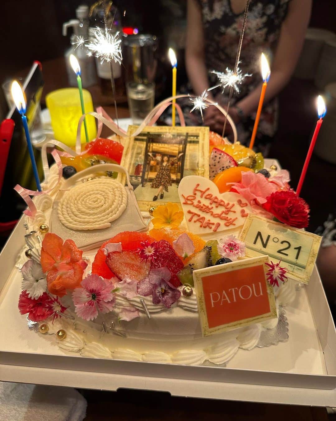 Taki Tanakaさんのインスタグラム写真 - (Taki TanakaInstagram)「#BirthdayPhotoDump  みんなからたくさんLoveをもらいました♡ありがとう。  1.2. @maika_ginza と。感動モノの I Z Aブランドが盛り込まれたスペシャルケーキw  3.#ペニンシュラ東京peter にて。#Thankyou Miwa chama!  4.5. #N21Fukuoka オープニングレセプションの打ち上げで。みんなに28歳のBDを祝ってもらった夜。幸せ。  6. @hara_hideko 日出子さんとも♡MISIAの素晴らしいライブに連れて行ってもらった後は楽しい晩ごはんへ。  7. @marmin_07 とおそろのネックレス、早速愛用中。  8.ミラノからはビデオレターが。#grazie @tomaso_anfossi @francescoferrari_  @sirius19   9. @yuyanara と @mademoiselle_yulia からの薔薇🌹  10. @nogawamai の息子Kaiからもビデオレターが。HBDソングを全力で歌ってくれてるw  #LoveYouAll」4月4日 12時41分 - tanakataki