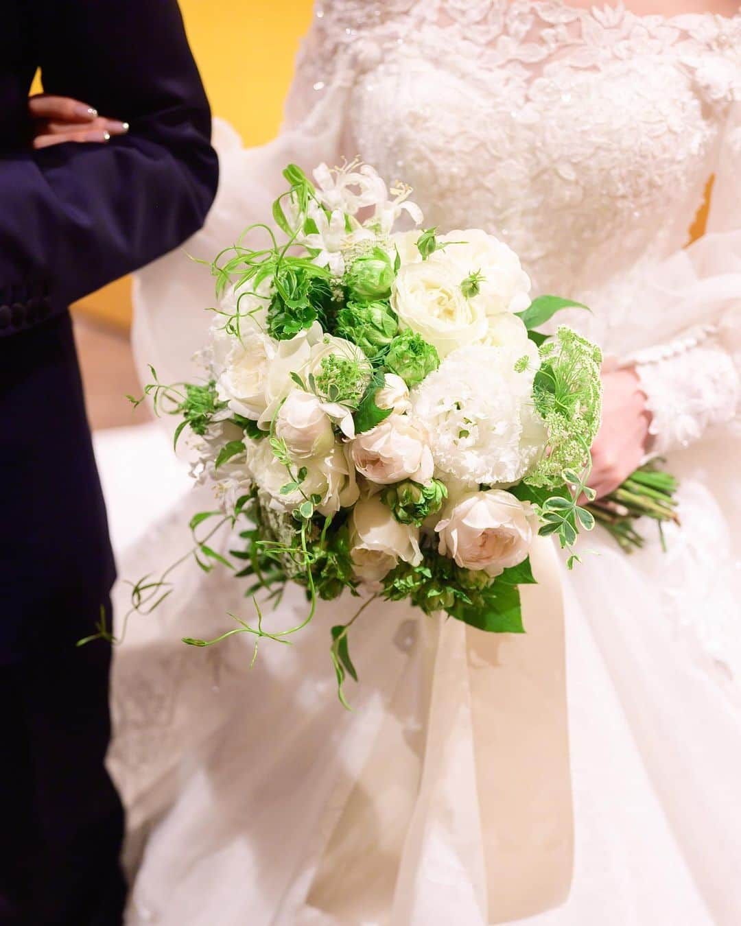 小菅晴香のインスタグラム：「・ Weddingのときのブーケも、 佐々木先生に束ねて頂きました💐 ⁡ ドレスを事前に見て頂いてほぼお任せ✨ ⁡ さすがの美しさで特別感もたっぷり🥹 一生の思い出ありがとうございました🫧 ⁡ ⁡ ⁡ #wedding #weddingbouquet #佐々木直喜 先生 #bridalharuka」