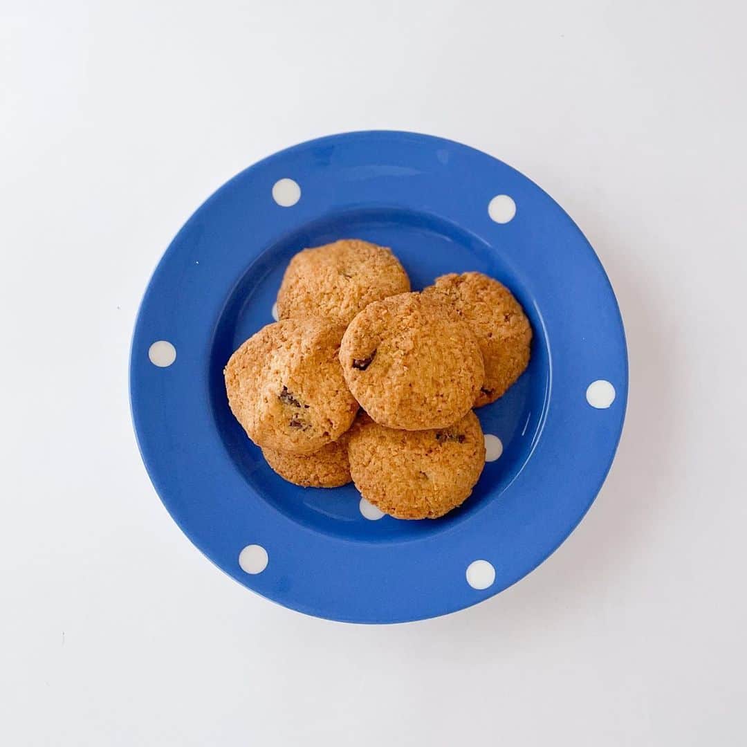 なかしましほ（foodmood）さんのインスタグラム写真 - (なかしましほ（foodmood）Instagram)「クッキーBOX販売中です。全て卵、乳不使用。お砂糖は精製度の低いきび糖、低GIのメープルシロップ、はちみつ、油脂はバターではなく全て菜種油を使用しています。6種類すべて異なるクッキーの食感と、風味の違いをお楽しみください。詳細はプロフィールのリンクからどうぞ。」4月4日 12時46分 - foodmoodshop