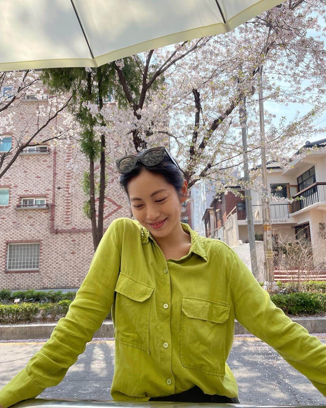 パン・ソヨンのインスタグラム：「💚💚💚💚💚 어제 약간 보호색 / 꽃비 맞음 / 내 잔머리 🌱」