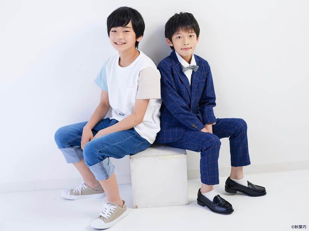 芸能プロダクション　アイリンクのインスタグラム：「・  洵之介くん(左)と櫂里くん(右)の 子役コンビです🌈  先日、宣材写真の撮り直しを行った際に カメラマンさんがおまけで撮影してくださいました。  兄弟のようで微笑ましいツーショットです☺️🤍  #岩間洵之介 (いわま しゅんのすけ) #小学6年生  #中川櫂里 (なかがわ かいり) #小学4年生  #子役  #アイリンク #芸能事務所 #芸能プロダクション」