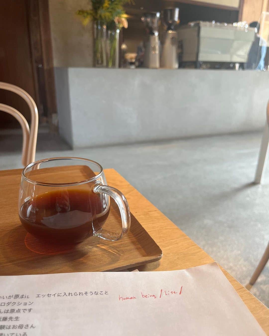 のインスタグラム：「①6月出る本を作っています📕自分にとっていろんな意味で大事な本になると思います🌟それまでに少しずつ、紹介していくので長いけど良かったら読んでください😌 去年お母さんの病気が本格化した時期、別のことも重なって色々な気持ちを経験しました。 . お母さんが病気で辛そう、近くにいたお父さんはﾒﾁｬ頑張ってるけど初めてのことで体力・精神的にも大変そう、自分のパートナーシップでの出来事や、身近に新しい命が生まれてくる✨など 自分と、周りの大事な人達にたくさん変化が起こるのを通して 「母」「女性」「生」「死」、そして「身体」。そんなテーマを考えることが重なる時でした。今思うと、中々ない貴重なタイミングだったなと思う。🙏 . 特に母の事については、こういう時の気の持ちようも、向き合い方も初めて。たくさん心を使いました。周りの人に支えてもらったからこそ出来たのだけど、弱ってく母を見ながら こういう時本当は何が大切なのかな〜、とか 今は何を大事にする時なのかなと考える機会がたくさんありました。　 . 向き合うのは大変だったけどいざ考えてみたら、自分が大切にしてる事や、親から受け継いだものも自ずと見えたりした👀 . 感情的にたくさん揺さぶられたから、文に残しておきたい…というか、 日々気持ちをたくさん使っていたので　文章にアウトプットして自分自身を支えていたのと✍️ 色々悶々とするところがあって あ、これ誰かと話したい💡と思いました。 . テーマは大きいけど誰にでも起こる事だし、 知っておいてほしい部分もある。 個人的には今までの自分を振り返ると 1人で頑張る、なんとかしようとする事が多かったから、 今回は人のサポートを借りて、形にするのが自分に必要だなとも感じていました🌸 . （つづく）　#W敦子本　#w敦子物語」