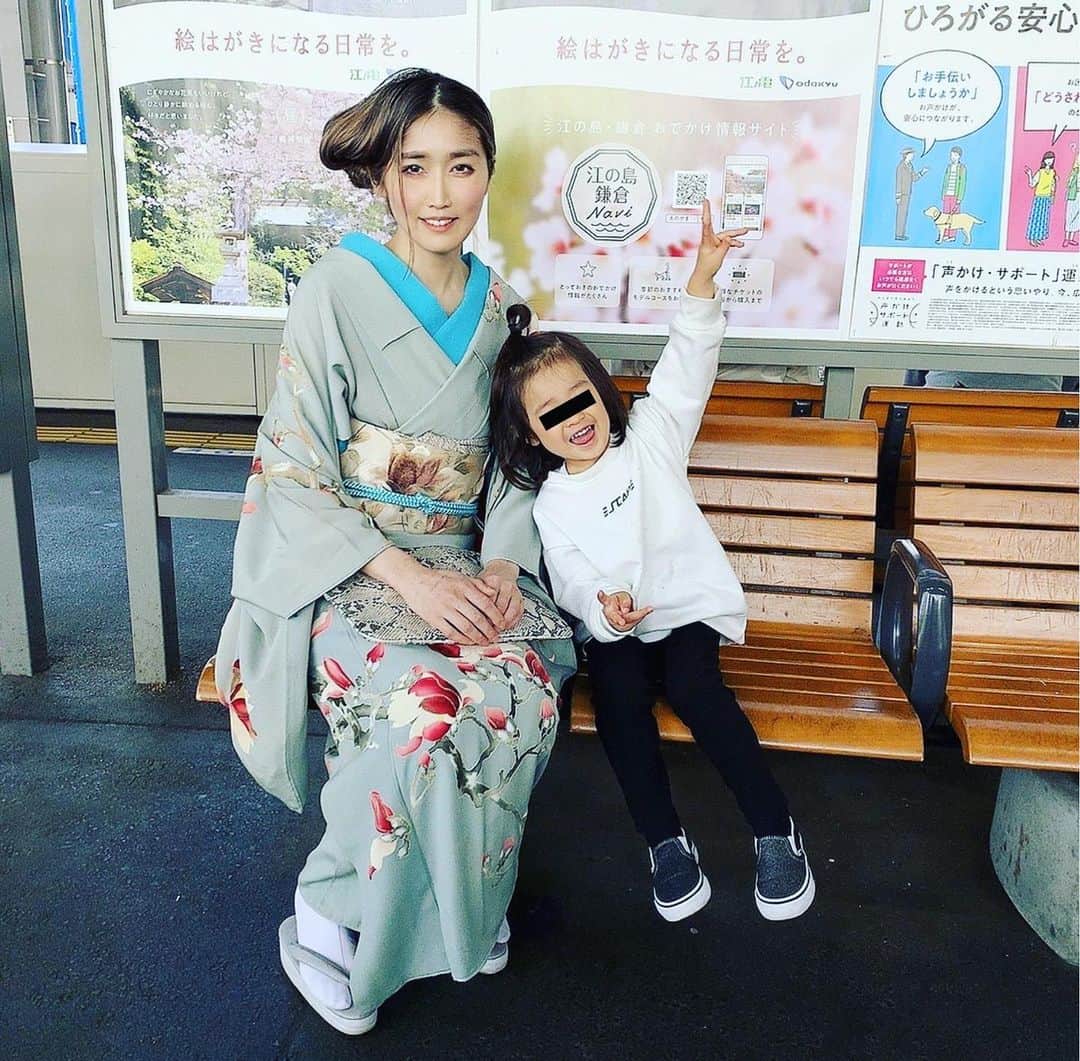 峰なゆかのインスタグラム：「誕生日プレゼントにわが子ちゃんはアンパンマンのダサいおもちゃを欲しがったのですがLEGOを買いました。楽しそうに遊んでいます。 #わが子ちゃん　#3歳　#3歳児　#アンティーク着物　#着物　#着物コーデ　#着物コーディネート　#今日の着物　#kimono #ootd」