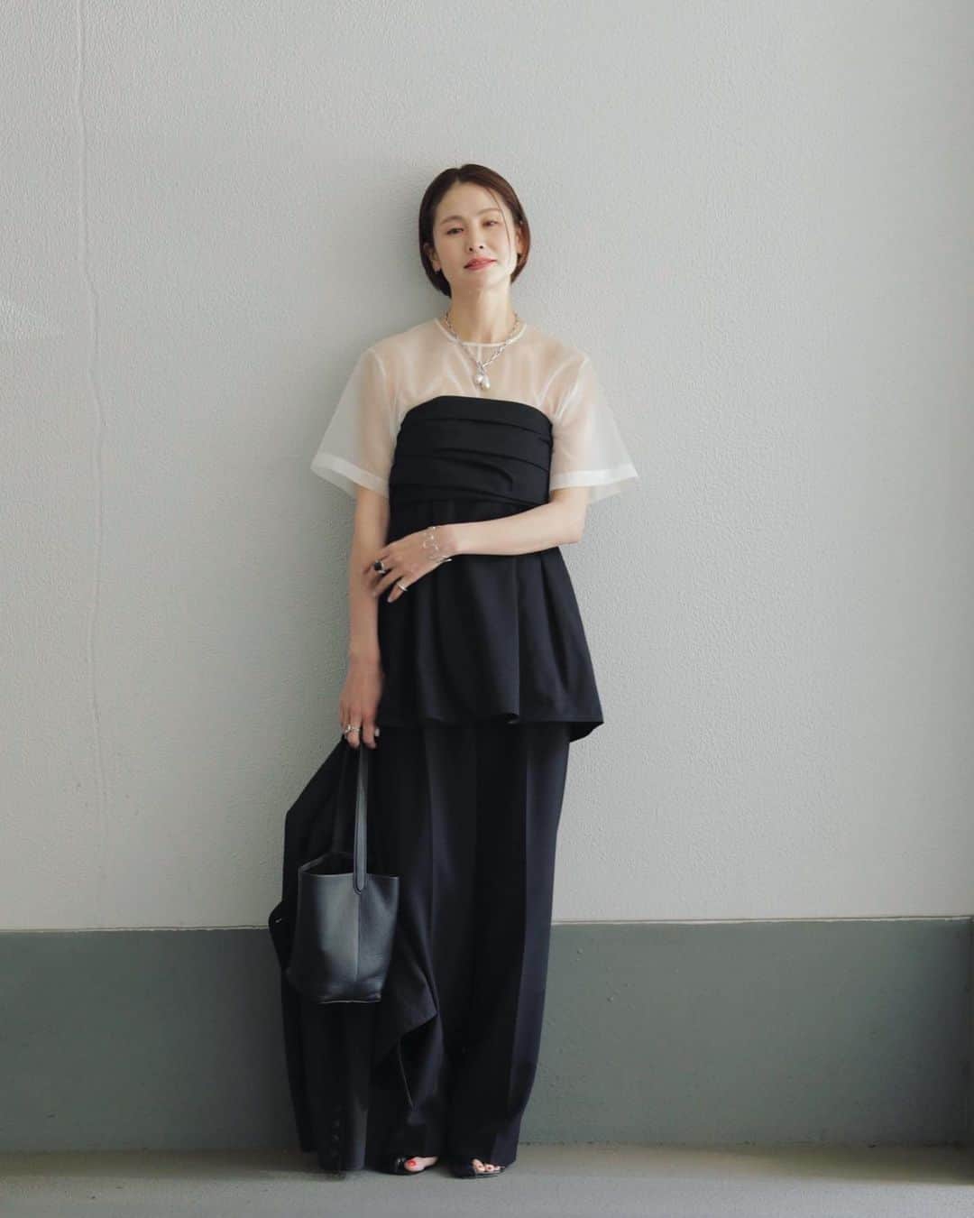 二ノ宮和佳子のインスタグラム：「Black Style Snap @otonamuse May5  私の定番カラーBLACK 春夏は、他のカラーを少し入れたり、異素材を入れ込んだりレイヤーしたり  黒は、遊びもたくさん入れられて、キリッとしながらも 女性らしさが表現できて、ずっと好き🖤  #otonamuse #black #therow #awakemode #aewenmatoph」
