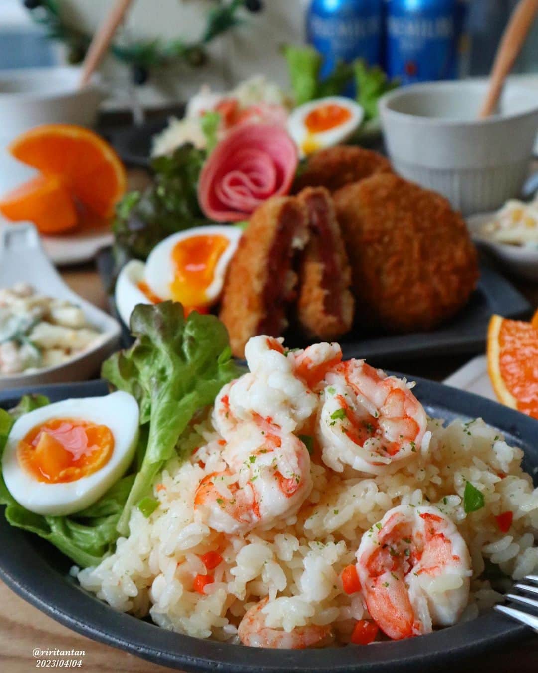 り～♬のインスタグラム：「こんばん火曜日……😋 ・ ・ 『海老ピラフ🦐』 ・ ・ 今日は1日中リモート会議💻 休憩の合間合間にちょこちょこ作りました💦  ✴︎海老たっぷり海老ピラフ ✴︎マカロニサラダ ✴︎ハムカツ ✴︎ポタージュスープ ✴︎ビール🍺＆オレンジ🍊  #おうちごはん#夕ごはん#うちごはん#家族ごはん#料理#料理写真#手料理#献立#美味しい#うつわ好き#器#暮らし#食卓#おうちカフェ#食いしん坊#フーディテーブル#料理好きな人と繋がりたい#japanesefood#yummy#日々#日々の暮らし#dinner#delicious#foodpic#海老#海老ピラフ#大好物#リモート会議大嫌い」