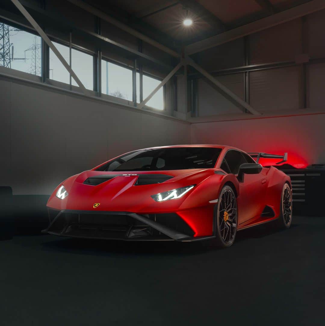 ランボルギーニのインスタグラム：「Huracán STO has carbon fiber in more than 75% of its body panels, and Lamborghini DNA in 100% of them.  Captured by @_havisuals   #Lamborghini #HuracanSTO #BasedOnATrueStory __ Huracán STO: fuel consumption combined 13.9 l/100km; CO2-emissions combined 331 g/km (WLTP EU27)」